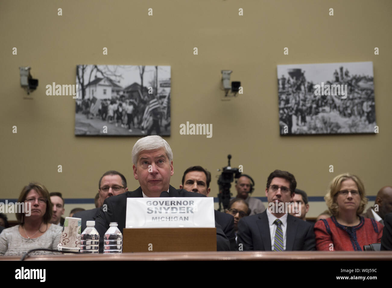 Michigan Gov. Rick Snyder testimonia in casa la vigilanza e la riforma del governo audizione del Comitato sulla protezione ambientale dell'Agenzia la somministrazione di acqua potabile sicura atto di Flint, Michigan, il Campidoglio di Washington DC, Marzo 17, 2016. Foto di Molly Riley/UPI Foto Stock
