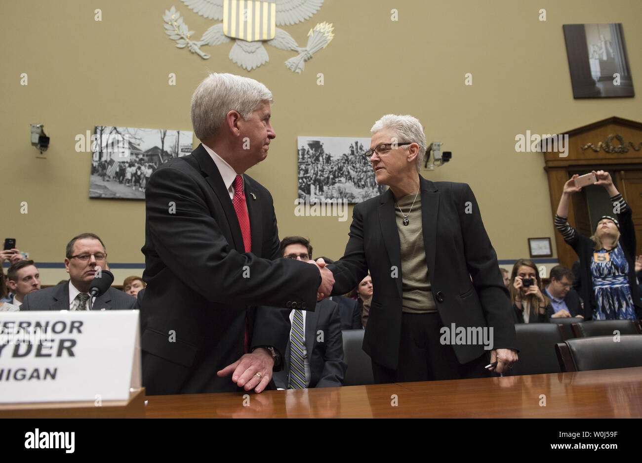 Michigan Gov. Rick Snyder saluta EPA Amministratore Gina McCarthy come essi arrivano a testimoniare in casa la vigilanza e la riforma del governo audizione del Comitato sulla protezione ambientale dell'Agenzia la somministrazione di acqua potabile sicura atto di Flint, Michigan, il Campidoglio di Washington DC, Marzo 17, 2016. Foto di Molly Riley/UPI Foto Stock