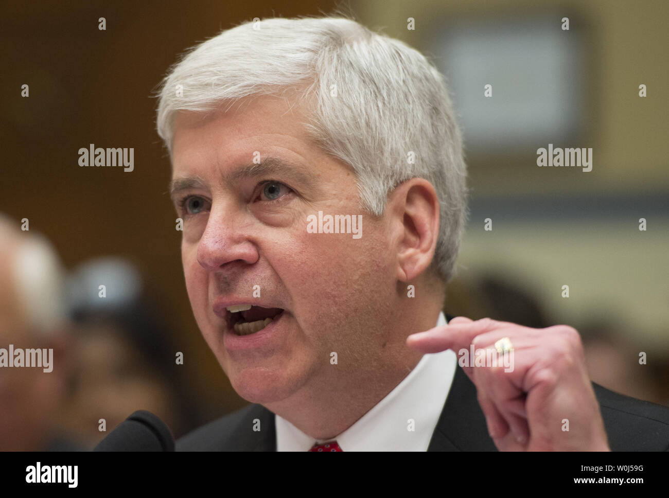Michigan Gov. Rick Snyder testimonia in casa la vigilanza e la riforma del governo audizione del Comitato sulla protezione ambientale dell'Agenzia la somministrazione di acqua potabile sicura atto di Flint, Michigan, il Campidoglio di Washington DC, Marzo 17, 2016. Foto di Molly Riley/UPI Foto Stock