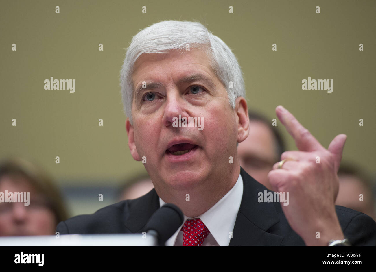 Michigan Gov. Rick Snyder testimonia in casa la vigilanza e la riforma del governo audizione del Comitato sulla protezione ambientale dell'Agenzia la somministrazione di acqua potabile sicura atto di Flint, Michigan, il Campidoglio di Washington DC, Marzo 17, 2016. Foto di Molly Riley/UPI Foto Stock