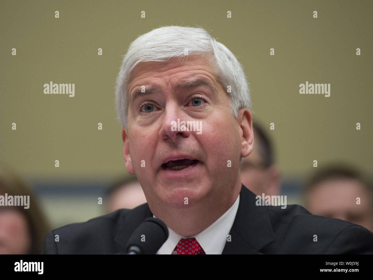 Michigan Gov. Rick Snyder testimonia in casa la vigilanza e la riforma del governo audizione del Comitato sulla protezione ambientale dell'Agenzia la somministrazione di acqua potabile sicura atto di Flint, Michigan, il Campidoglio di Washington DC, Marzo 17, 2016. Foto di Molly Riley/UPI Foto Stock