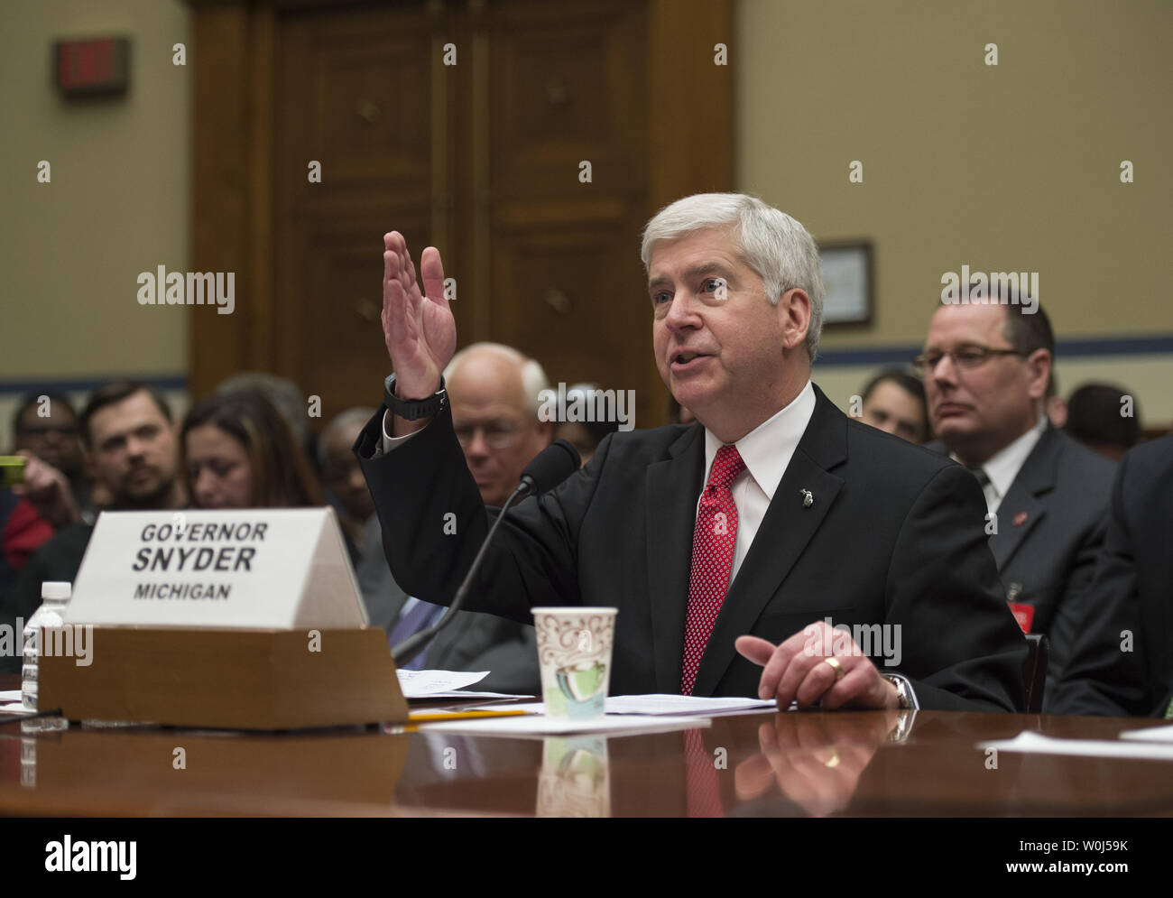 Michigan Gov. Rick Snyder testimonia in casa la vigilanza e la riforma del governo audizione del Comitato sulla protezione ambientale dell'Agenzia la somministrazione di acqua potabile sicura atto di Flint, Michigan, il Campidoglio di Washington DC, Marzo 17, 2016. Foto di Molly Riley/UPI Foto Stock