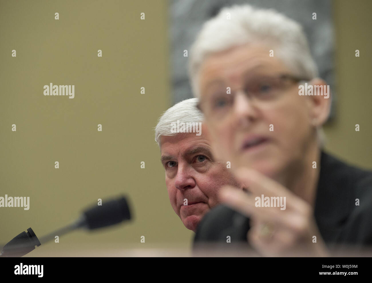 Michigan Gov. Rick Snyder ascolta come amministratore di EPA Gina McCarthy testimonia in casa la vigilanza e la riforma del governo audizione del Comitato sulla protezione ambientale dell'Agenzia la somministrazione di acqua potabile sicura atto di Flint, Michigan, il Campidoglio di Washington DC, Marzo 17, 2016. Foto di Molly Riley/UPI Foto Stock