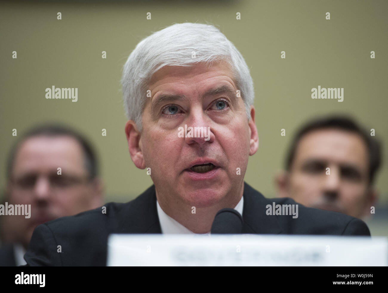 Michigan Gov. Rick Snyder dà la sua dichiarazione di apertura prima di testimoniare in casa la vigilanza e la riforma del governo audizione del Comitato sulla protezione ambientale dell'Agenzia la somministrazione di acqua potabile sicura atto di Flint, Michigan, il Campidoglio di Washington DC, Marzo 17, 2016. Foto di Molly Riley/UPI Foto Stock