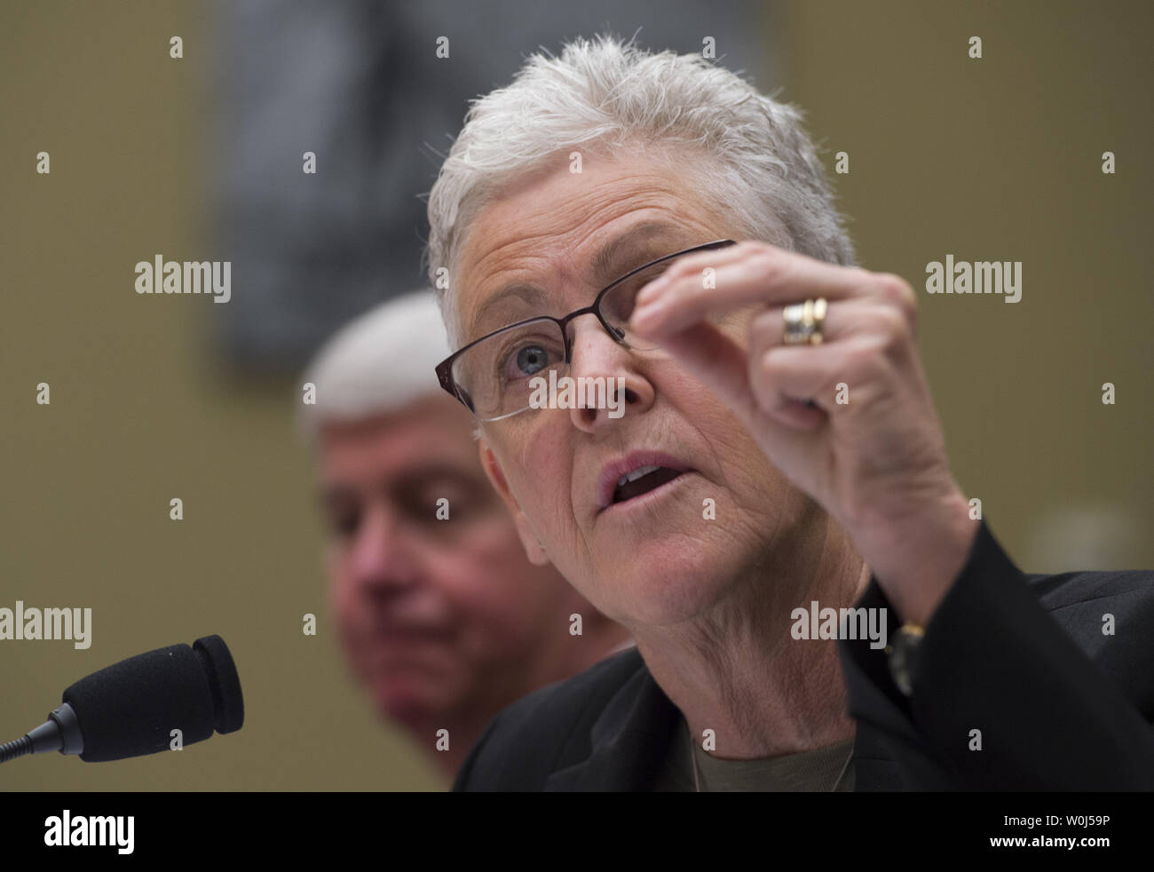 Michigan Gov. Rick Snyder ascolta come amministratore di EPA Gina McCarthy testimonia in casa la vigilanza e la riforma del governo audizione del Comitato sulla protezione ambientale dell'Agenzia la somministrazione di acqua potabile sicura atto di Flint, Michigan, il Campidoglio di Washington DC, Marzo 17, 2016. Foto di Molly Riley/UPI Foto Stock