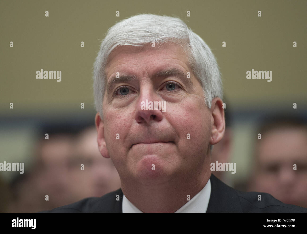 Michigan Gov. Rick Snyder testimonia in casa la vigilanza e la riforma del governo audizione del Comitato sulla protezione ambientale dell'Agenzia la somministrazione di acqua potabile sicura atto di Flint, Michigan, il Campidoglio di Washington DC, Marzo 17, 2016. Foto di Molly Riley/UPI Foto Stock