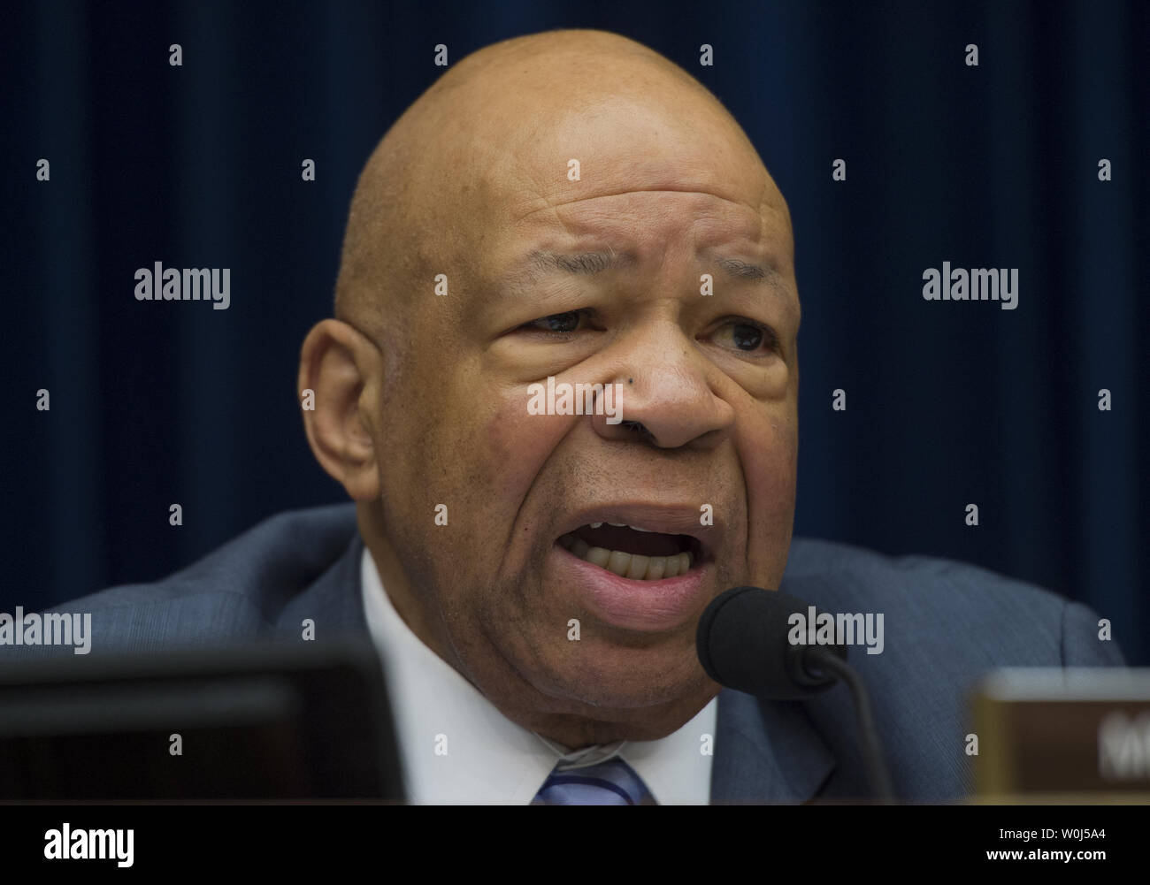 Sost. Elia E. Cummings (D-MD), domande Michigan Gov. Rick Snyder durante la casa la vigilanza e la riforma del governo audizione del Comitato sulla protezione ambientale dell'Agenzia la somministrazione di acqua potabile sicura atto di Flint, Michigan, il Campidoglio di Washington DC, Marzo 17, 2016. Foto di Molly Riley/UPI Foto Stock