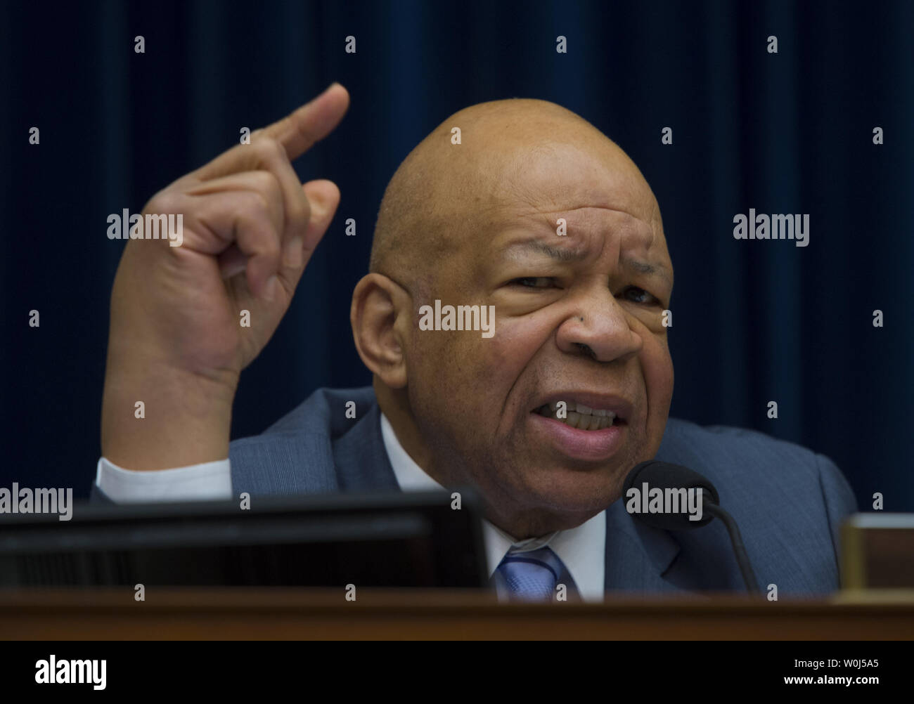 Sost. Elia E. Cummings (D-MD), domande Michigan Gov. Rick Snyder durante la casa la vigilanza e la riforma del governo audizione del Comitato sulla protezione ambientale dell'Agenzia la somministrazione di acqua potabile sicura atto di Flint, Michigan, il Campidoglio di Washington DC, Marzo 17, 2016. Foto di Molly Riley/UPI Foto Stock