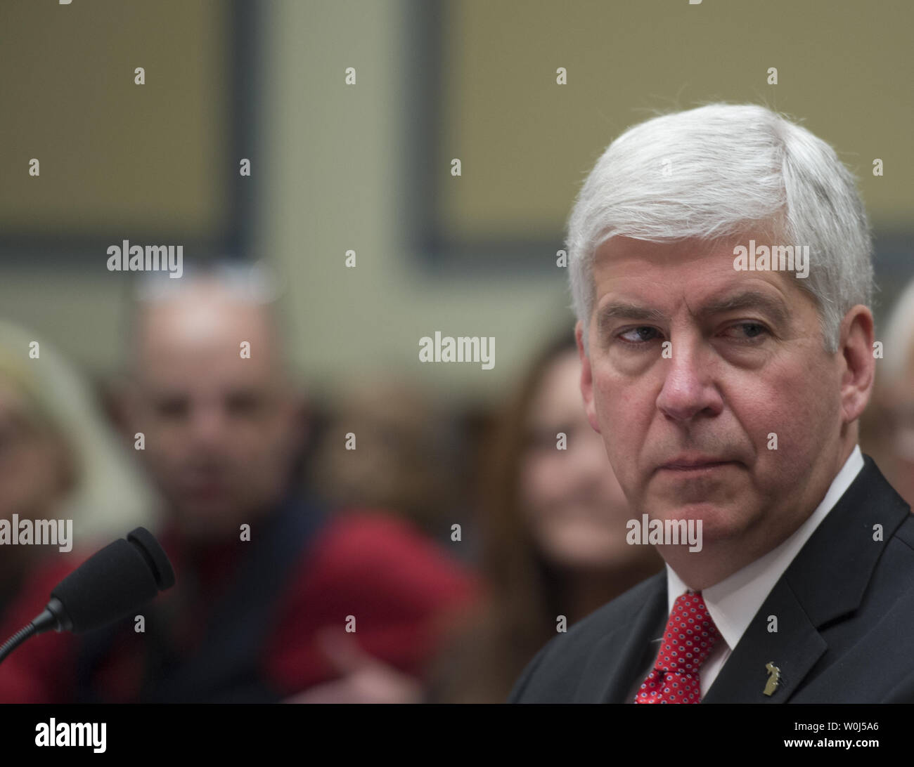 Michigan Gov. Rick Snyder testimonia in casa la vigilanza e la riforma del governo audizione del Comitato sulla protezione ambientale dell'Agenzia la somministrazione di acqua potabile sicura atto di Flint, Michigan, il Campidoglio di Washington DC, Marzo 17, 2016. Foto di Molly Riley/UPI Foto Stock