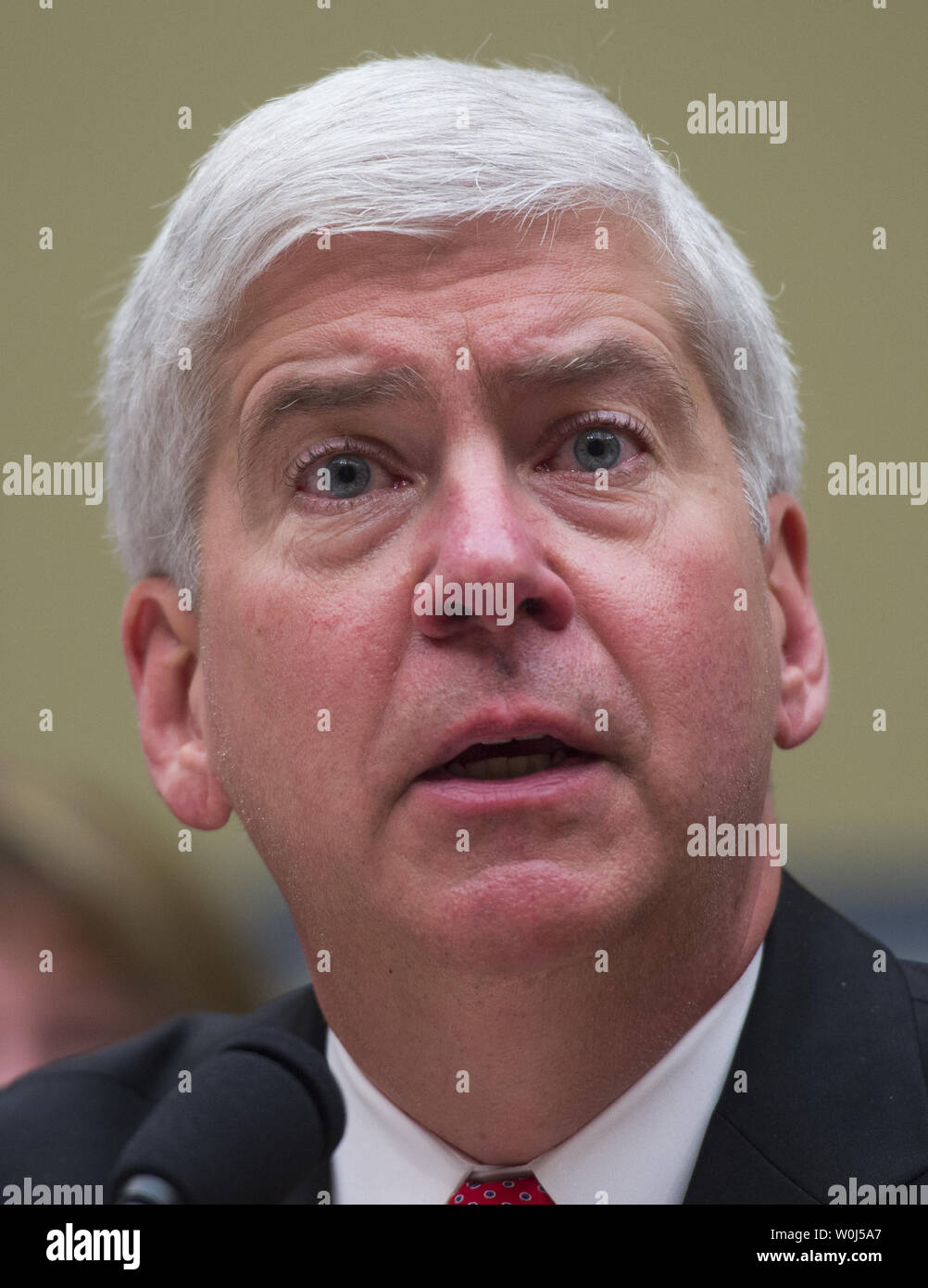 Michigan Gov. Rick Snyder testimonia in casa la vigilanza e la riforma del governo audizione del Comitato sulla protezione ambientale dell'Agenzia la somministrazione di acqua potabile sicura atto di Flint, Michigan, il Campidoglio di Washington DC, Marzo 17, 2016. Foto di Molly Riley/UPI Foto Stock