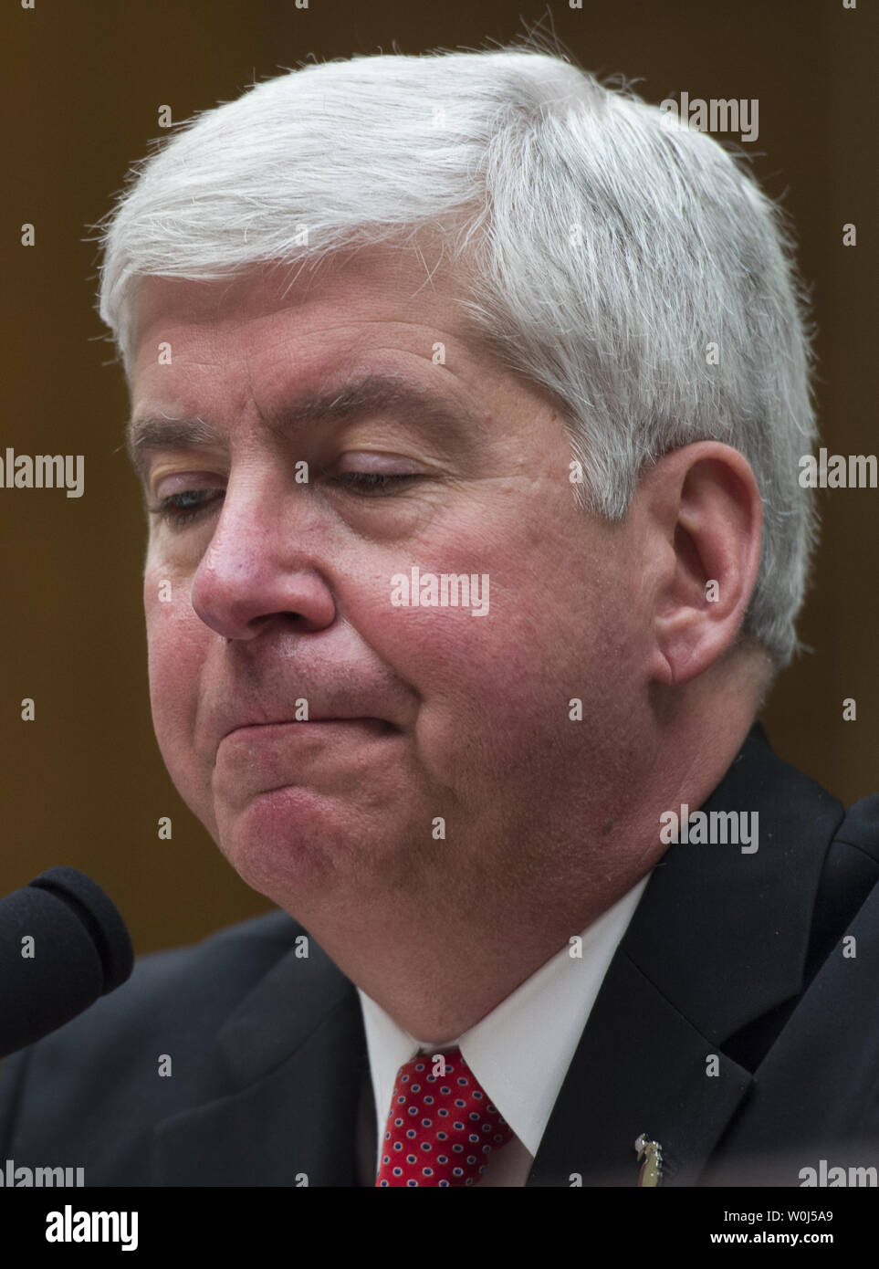 Michigan Gov. Rick Snyder testimonia in casa la vigilanza e la riforma del governo audizione del Comitato sulla protezione ambientale AgencyÕs la somministrazione di acqua potabile sicura atto di Flint, Michigan, il Campidoglio di Washington DC, Marzo 17, 2016. Foto di Molly Riley/UPI Foto Stock