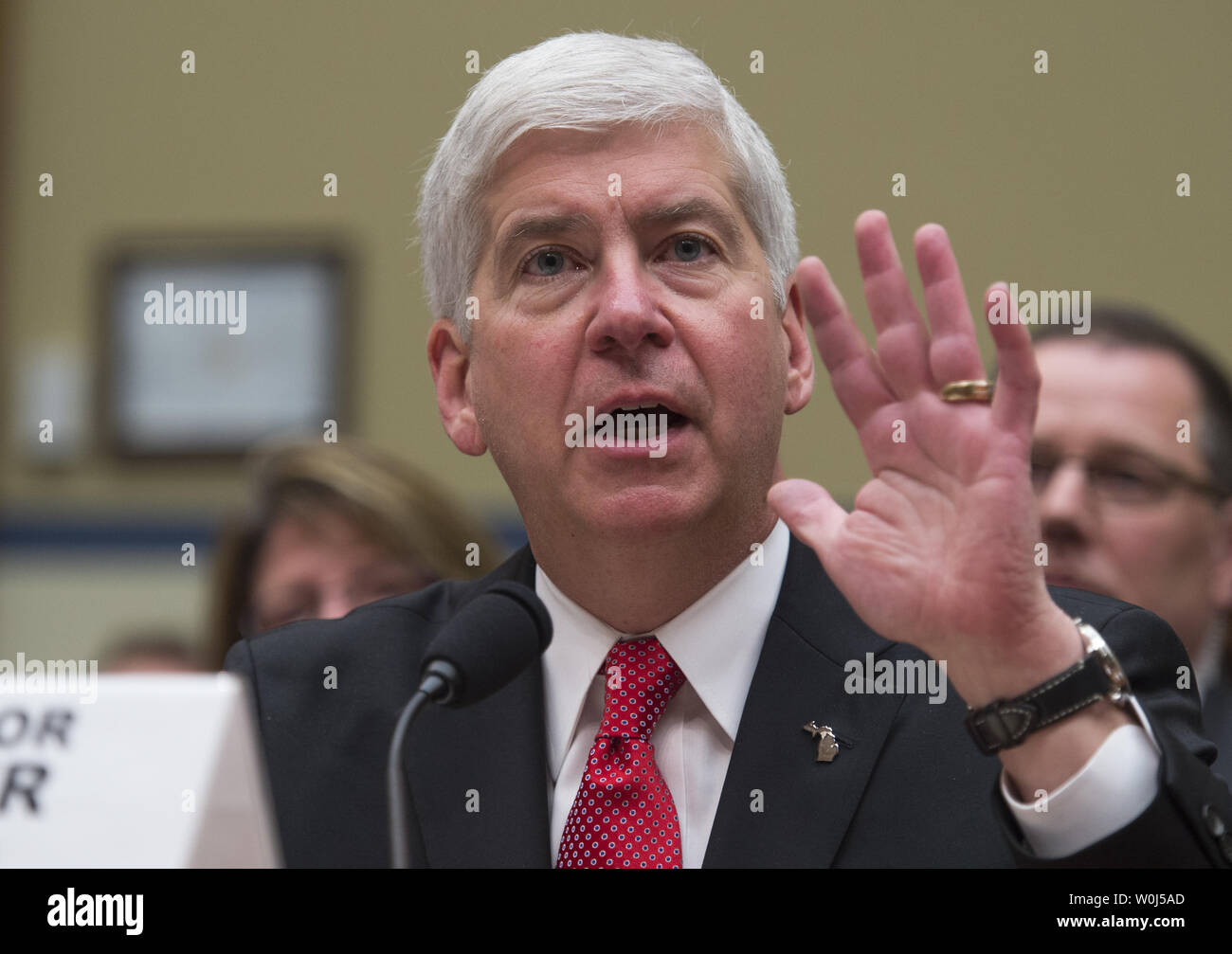 Michigan Gov. Rick Snyder testimonia in casa la vigilanza e la riforma del governo audizione del Comitato sulla protezione ambientale AgencyÕs la somministrazione di acqua potabile sicura atto di Flint, Michigan, il Campidoglio di Washington DC, Marzo 17, 2016. Foto di Molly Riley/UPI Foto Stock