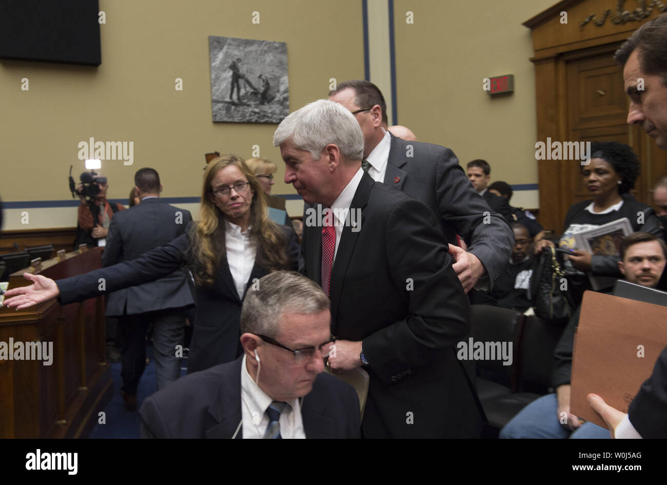 Michigan Gov. Rick Snyder lascia dopo che testimoniano in casa la vigilanza e la riforma del governo audizione del Comitato sulla protezione ambientale dell'Agenzia la somministrazione di acqua potabile sicura atto di Flint, Michigan, il Campidoglio di Washington DC, Marzo 17, 2016. Foto di Molly Riley/UPI Foto Stock