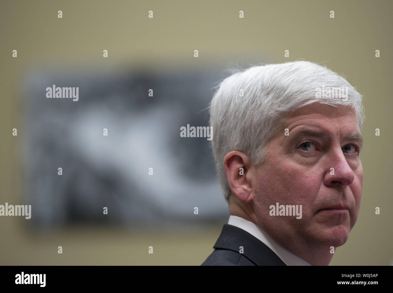 Michigan Gov. Rick Snyder testimonia in casa la vigilanza e la riforma del governo audizione del Comitato sulla protezione ambientale dell'Agenzia la somministrazione di acqua potabile sicura atto di Flint, Michigan, il Campidoglio di Washington DC, Marzo 17, 2016. Foto di Molly Riley/UPI Foto Stock