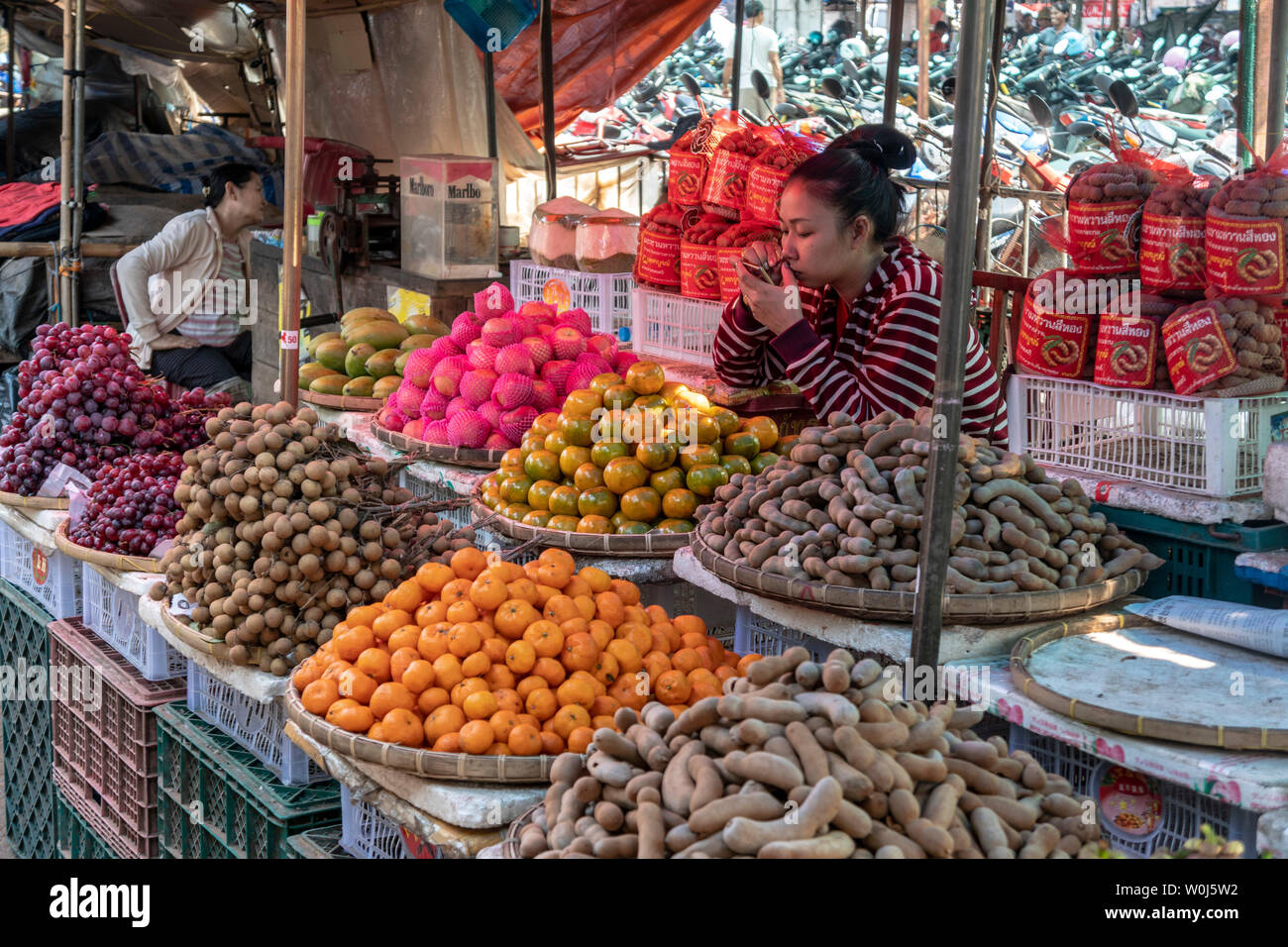 Frutti al mercato Daoheuang in Pakse, Laos | Marktstand mit Früchten Daoheuang am Markt di Pakse, Laos Foto Stock