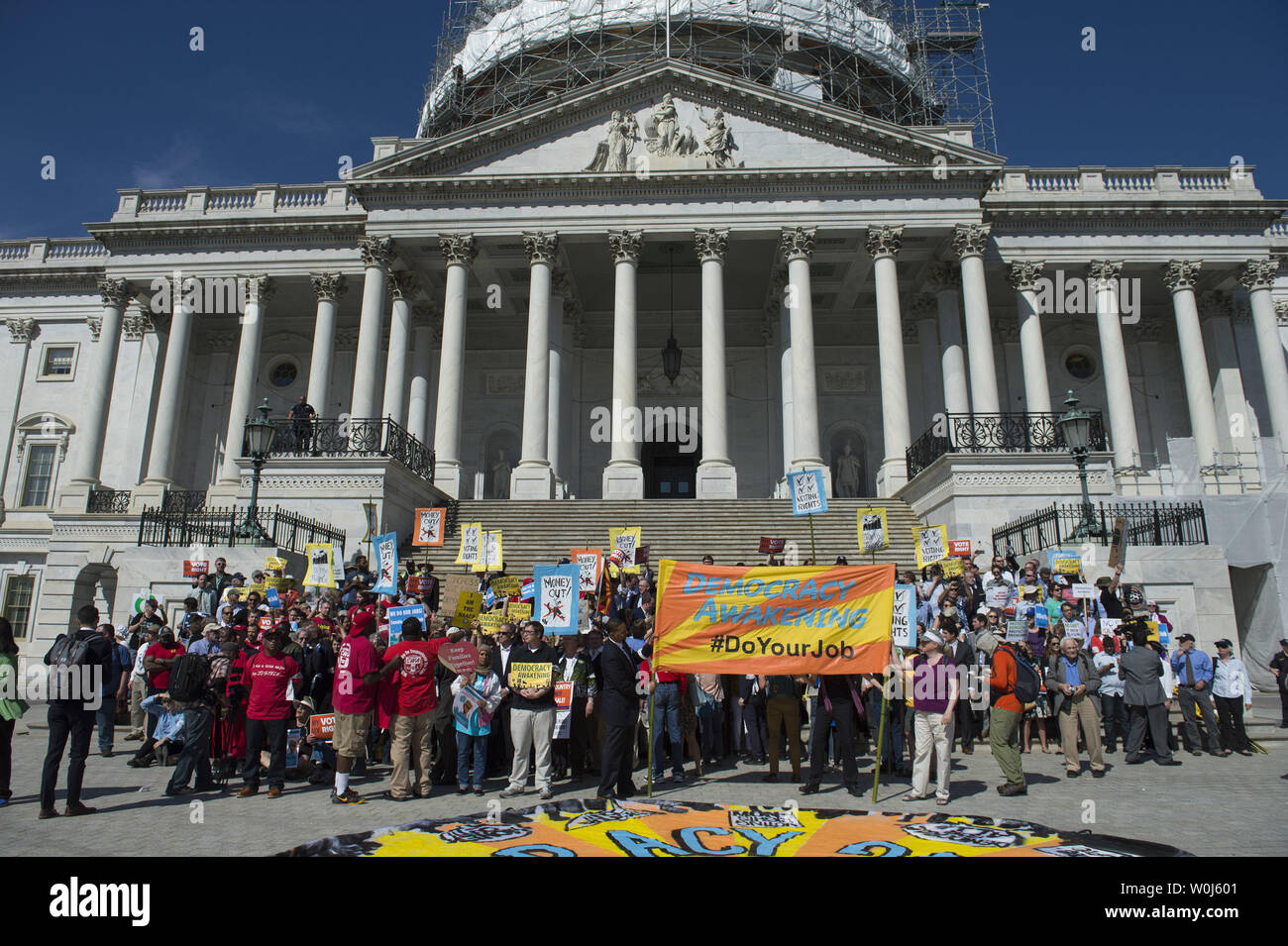 I dimostranti al rally di Stati Uniti Capitol Building come essi rally per la campagna di finanziamento la riforma e il ristabilimento dei diritti di voto, agiscono in Washington, DC, il 18 aprile 2016. L'evento organizzato dal gruppo della democrazia risveglio i cittadini chiamati a "lotta contro attività come di consueto a Washington D.C.,' Photo da Kevin Dietsch/UPI Foto Stock