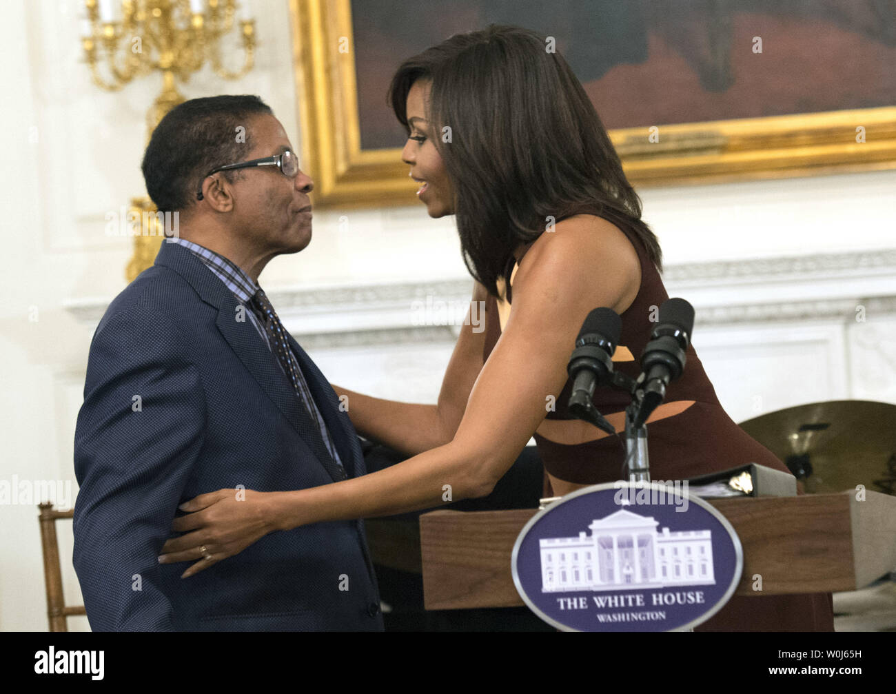 La First Lady Michelle Obama abbracci la leggenda del jazz Herbie Hancock presso un laboratorio jazz per gli studenti delle scuole superiori presso l'International Jazz Day celebrazione presso la Casa Bianca a Washington D.C., il 29 aprile 2016. Foto di Kevin Dietsch/UPI Foto Stock