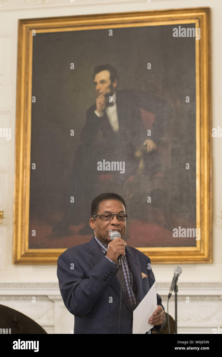 La leggenda del jazz Herbie Hancock offre commento presso un laboratorio jazz di alta scuola gli studenti ospitati da First Lady Michelle Obama presso l'International Jazz Day celebrazione presso la Casa Bianca a Washington D.C., il 29 aprile 2016. Foto di Kevin Dietsch/UPI Foto Stock