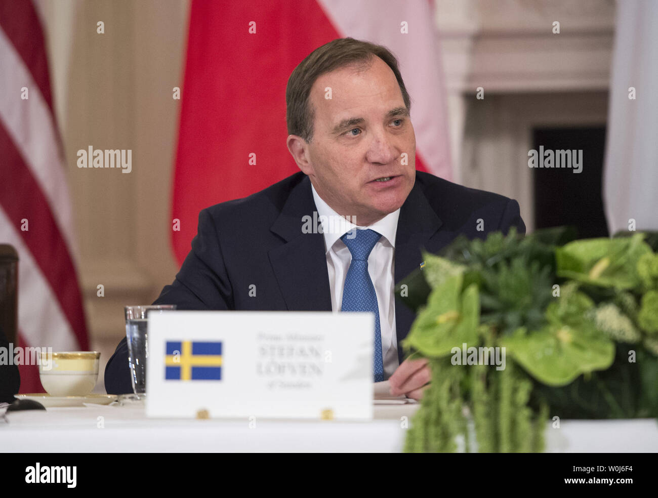 In Svezia il primo ministro Stefan Lofven parla nel corso di una riunione multilaterale con il Presidente Barack Obama e compagni di paese nordico leader, nello Stato sala da pranzo della Casa Bianca a Washington D.C. il 13 maggio 2016. Il presidente Obama si è incontrato con la Svezia il primo ministro Stefan Lofven, Danimarca Primo Ministro Lars Lokke Rasmussen, Islanda Primo Ministro Sigurdur Ingi Johannsson, Primo Ministro di Norvegia Erna Solberg e Finlandia Presidente Sauli Niinisto per le questioni economiche, ambientali e di preoccupazioni per la sicurezza nella regione nordica. Foto di Kevin Dietsch/UPI Foto Stock