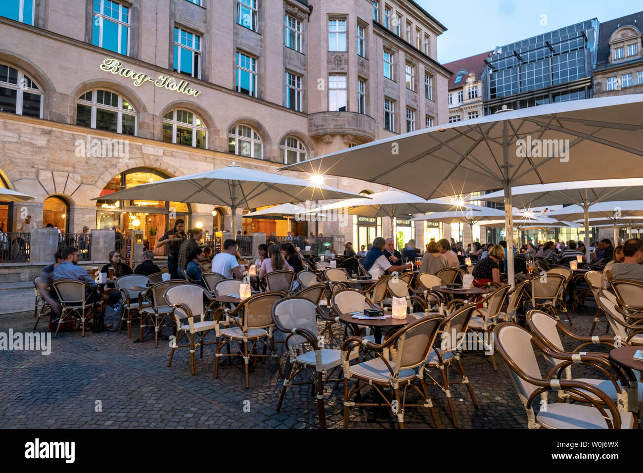 Straßencafe am Abend in der Innenstadt von Leipzig Foto Stock
