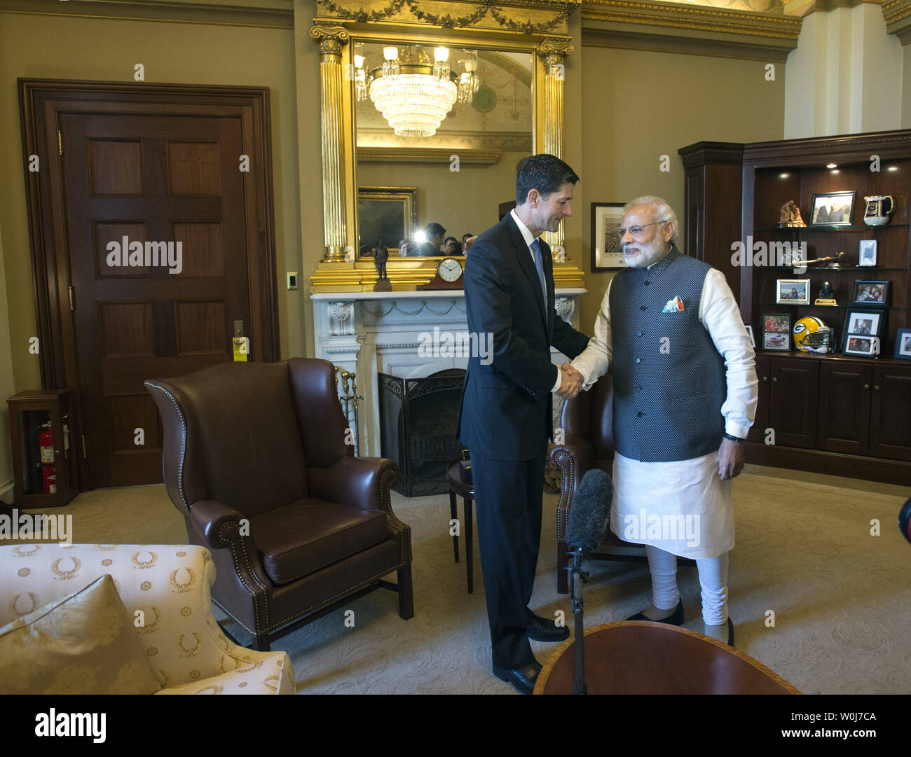 Primo Ministro indiano Narendra Modi soddisfa con le casse di casa Paolo Ryan (R-WI) prima di affrontare il Congresso sulla Capitol Hill a Washington D.C. il 8 giugno 2016. Foto di Kevin Dietsch/UPI Foto Stock