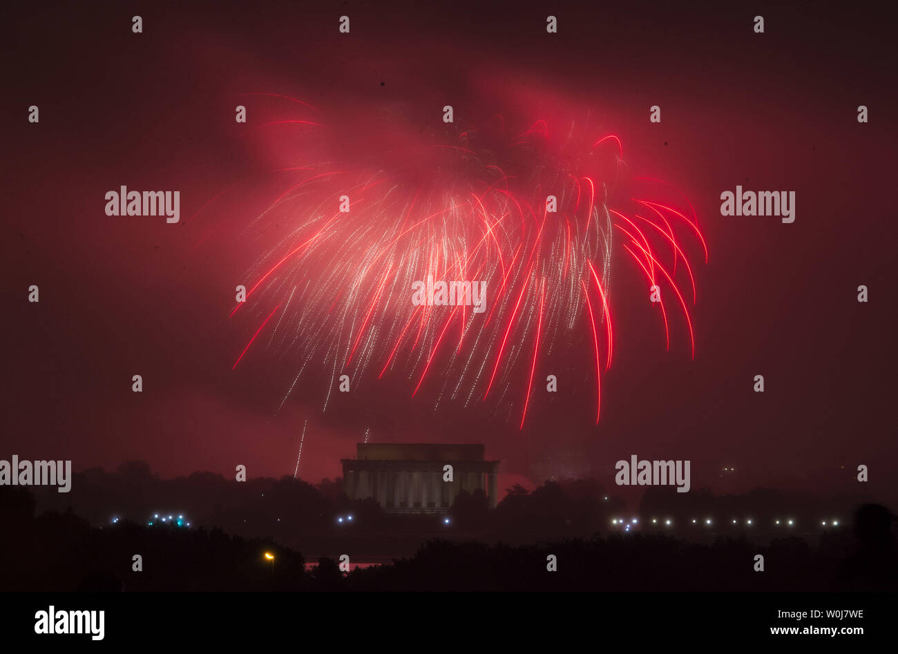 L annuale Giorno di Indipendenza di fuochi d'artificio illuminano il Washington, D.C. skyline come visto da Arlington, Virginia, il 4 luglio 2016. Foto di Kevin Dietsch/UPI Foto Stock