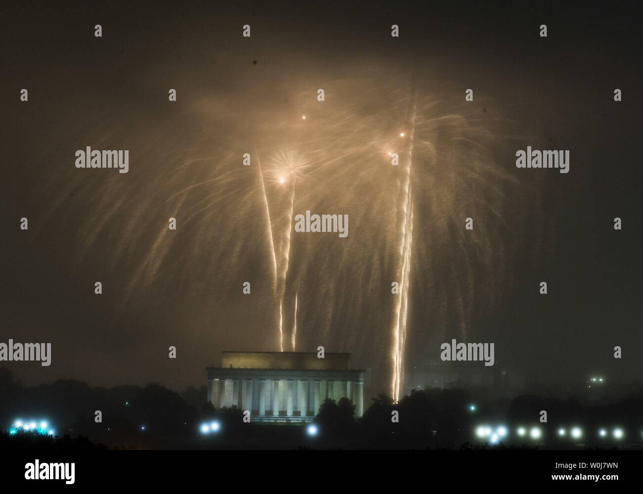 L annuale Giorno di Indipendenza di fuochi d'artificio illuminano il Washington, D.C. skyline come visto da Arlington, Virginia, il 4 luglio 2016. Foto di Kevin Dietsch/UPI Foto Stock