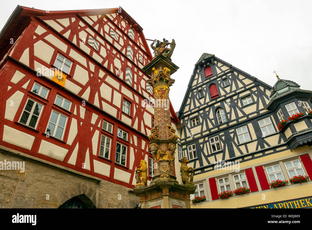 ROTHENBURG ob der Tauber, Germania - 12 giugno , 2019: Carni e dance house (sinistra) e Jagstheimerhaus (destra) presso la piazza del mercato Foto Stock