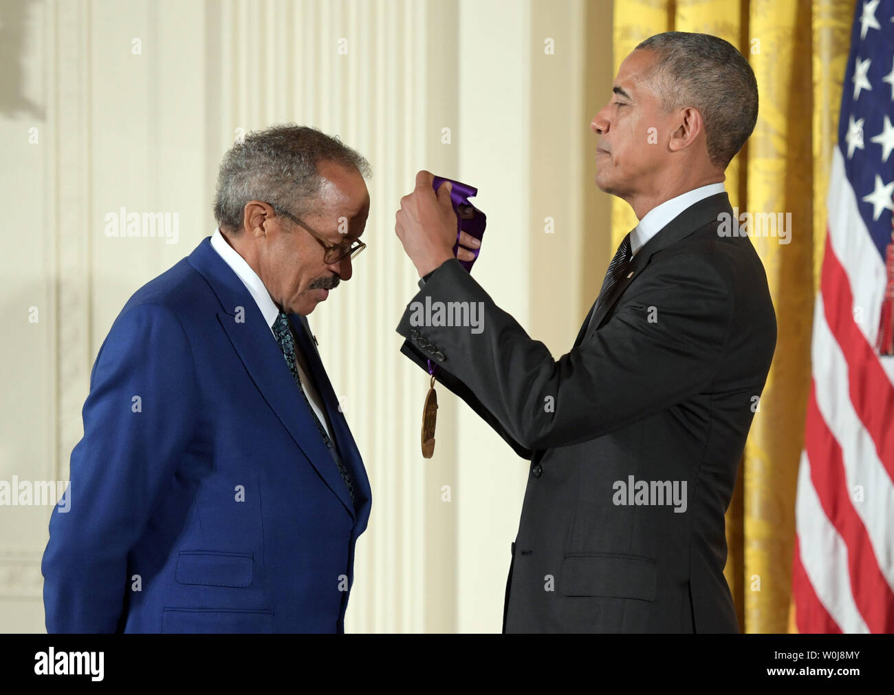 Il presidente Barack Obama riconoscimenti per la National Medal of Arts di pittore Jack Whitten nel corso di una cerimonia alla Casa Bianca a Washington D.C. il 22 settembre 2016. Obama ha premiato il premiato il 2015 Medaglia Nazionale delle Arti e delle scienze umanistiche nazionale medaglie a 24 destinatari. Foto di Kevin Dietsch/UPI Foto Stock