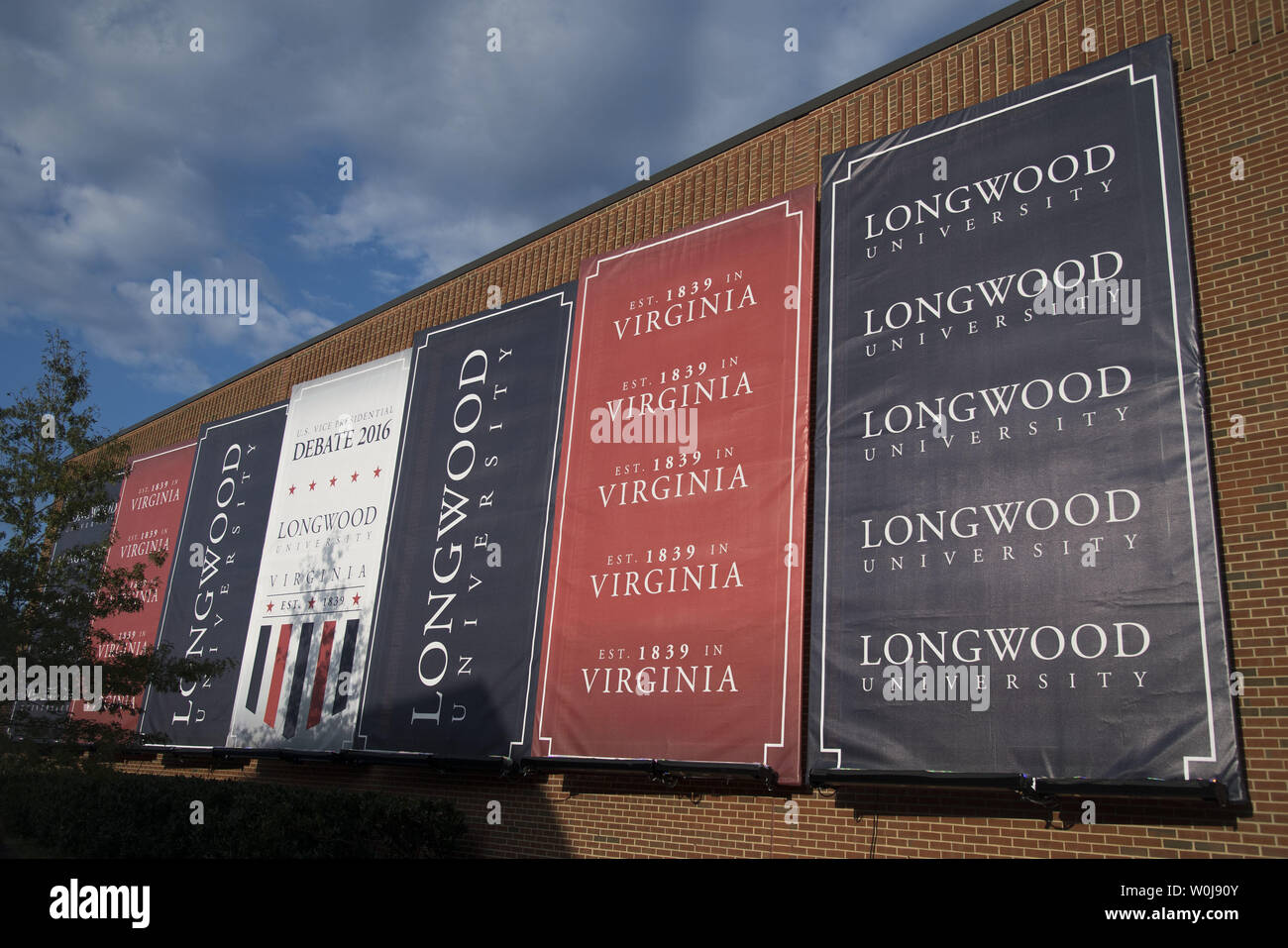 La parte esterna del dibattito hall a domani, Vice dibattito presidenziale democratica tra vice candidato presidenziale Sen. Tim Kaine (D-VA) e repubblicano vice candidato presidenziale Gov. Mike pence (R-IA) è visto a Longwood University in FarmVille, Virginia il 3 ottobre 2016. Foto di Kevin Dietsch/UPI Foto Stock