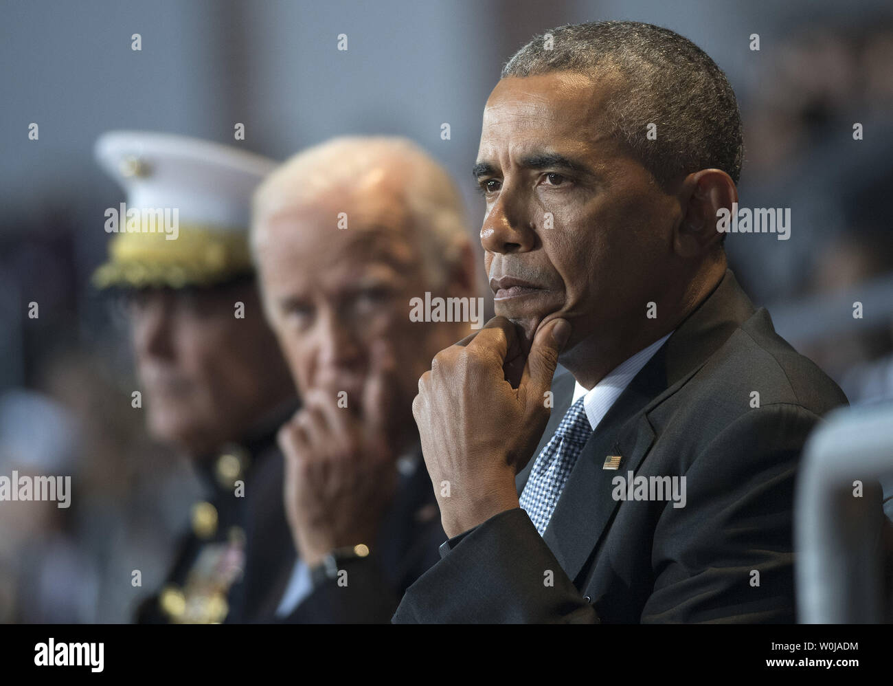 Il presidente Barack Obama (R), Vice presidente Joe Biden (C) e Presidente del Comune di capi di Stato Maggiore gen. Giuseppe Dunford Jr. assiste le Forze Armate pieno onore rivedere la Cerimonia di congedo per il presidente Obama a base comune Myers-Henderson Hall, in Virginia il 4 gennaio 2017. Cinque le bretelle dei militari ha onorato il presidente e il vice-presidente per il loro servizio come essi concludono il loro termine finale in ufficio. Foto di Kevin Dietsch/UPI Foto Stock