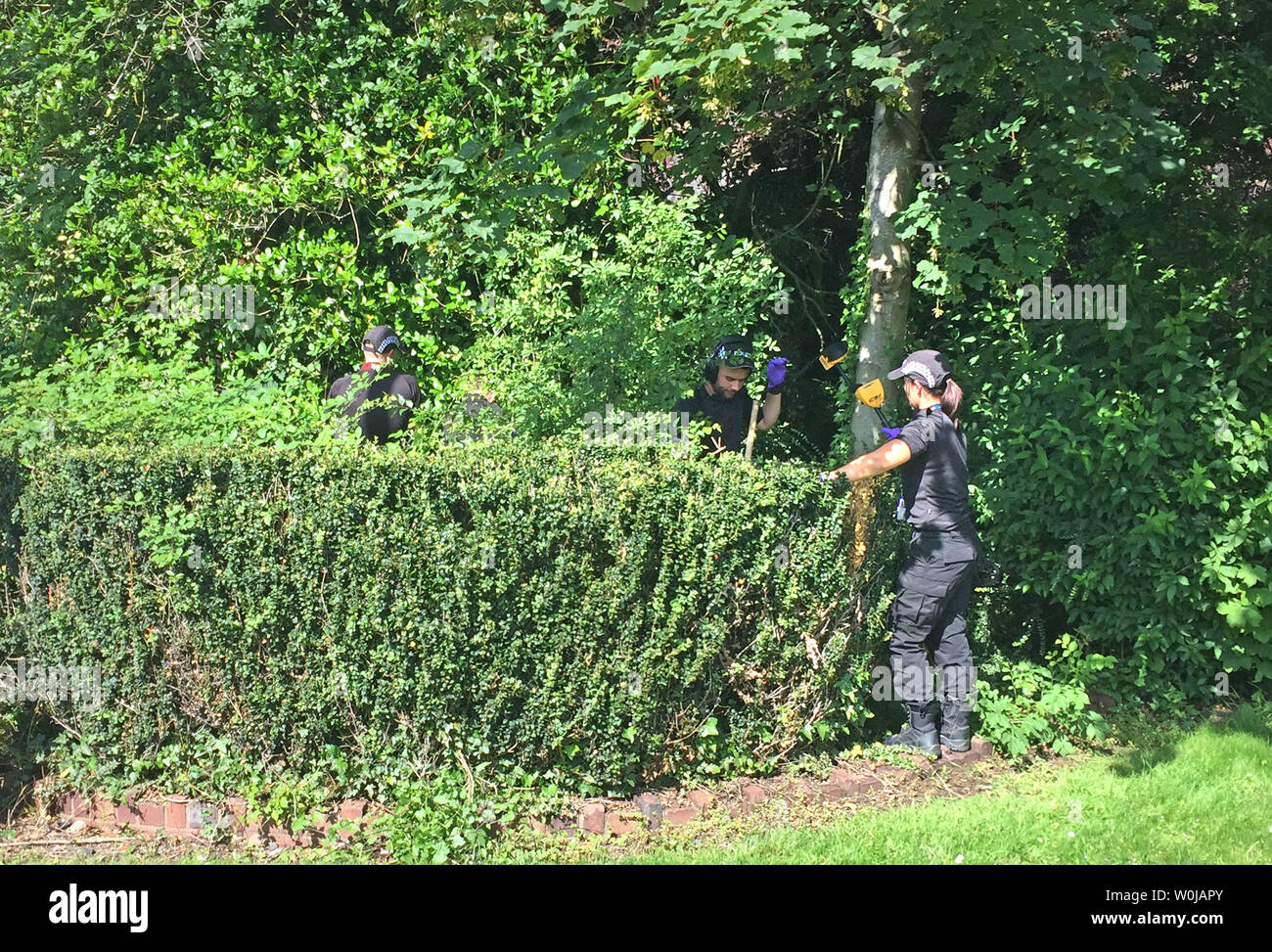 Ricerca di polizia sottobosco in Droitwich vicino alla casa di Desmond Wooding che è stato trovato ucciso il lunedì mattina nella sua casa. Foto Stock