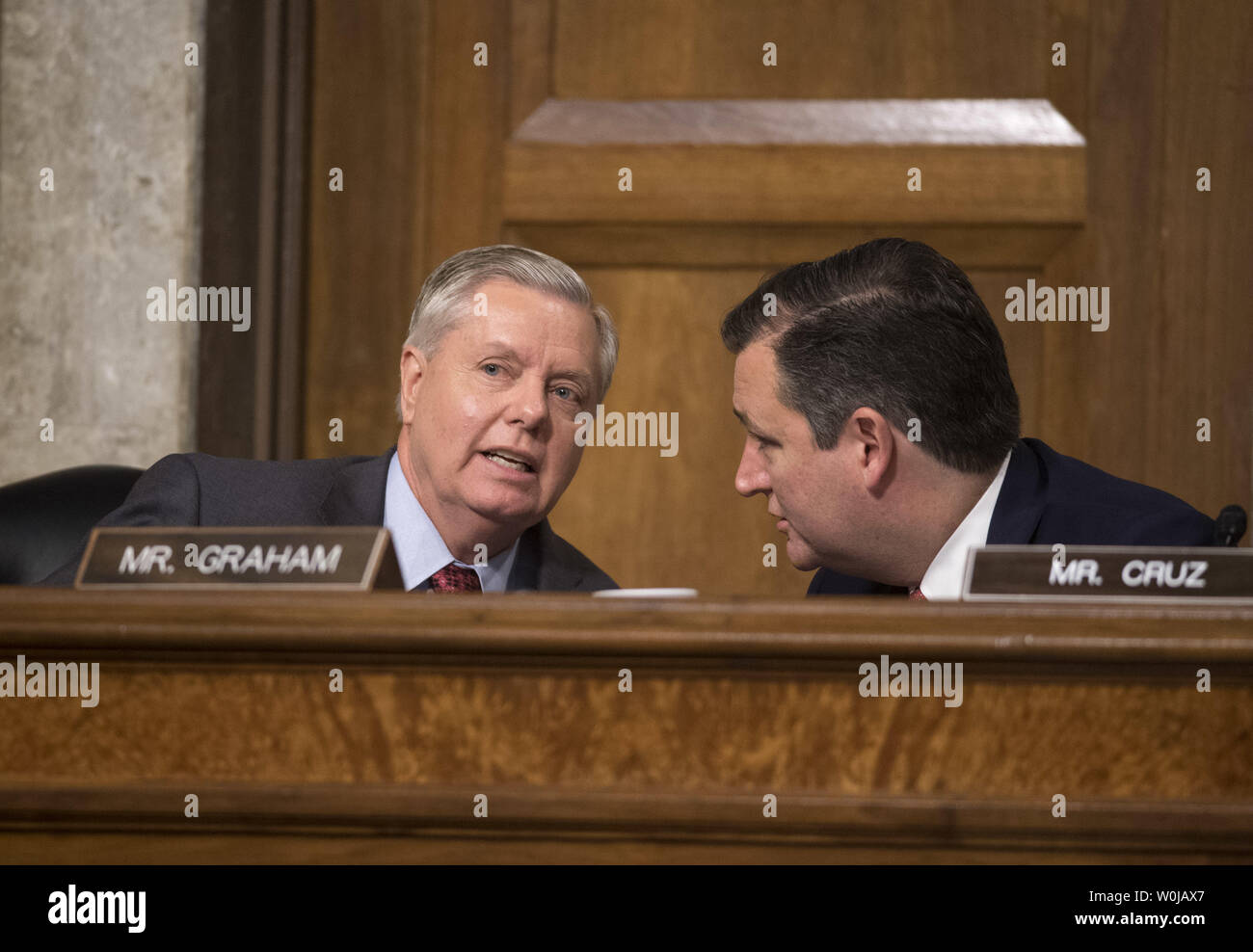 Il Sen. Lindsey Graham, R-S.C., (L) parla al senatore Ted Cruz, R-Texas, durante la ritirò gen. James Mattis, audizione di conferma di essere il prossimo segretario della difesa prima che il Comitato delle Forze Armate del Senato, al Campidoglio, 12 gennaio 2017, a Washington, DC. Mattis, una vita lunga U.S. Marine, avrà bisogno di un Congressional rinuncia a servire, aventi stato ritirato per meno di sette anni. Foto di Kevin Dietsch/UPI Foto Stock