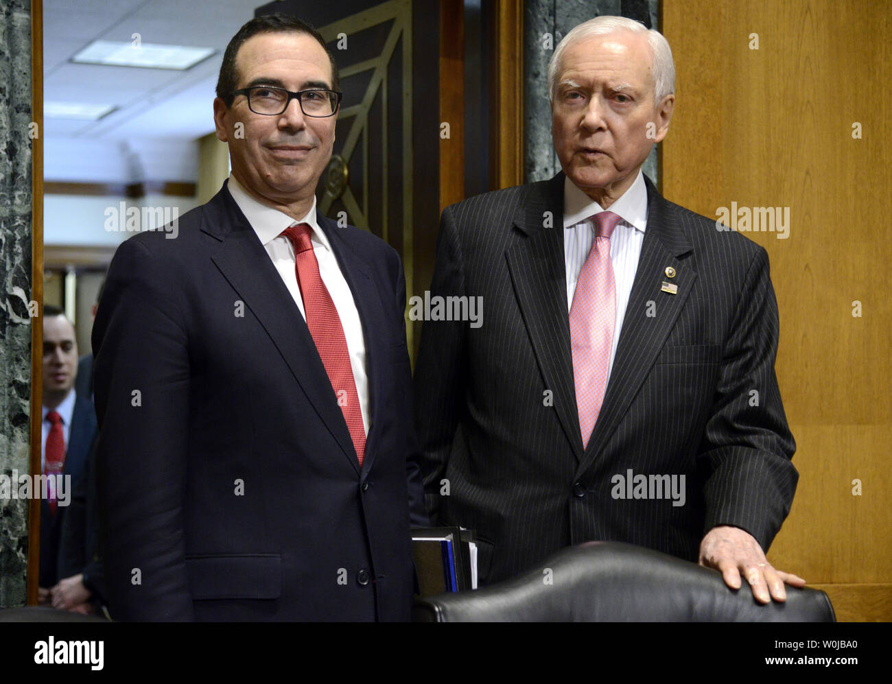 Ex Goldman Sachs partner e finanziere di Hollywood Steven Mnuchin, (L), designato per essere il prossimo segretario del Tesoro, arriva con Utah Sen. Orrin Hatch per il suo senato Comitato Finanze audizioni, sul colle del Campidoglio, 19 gennaio 2017, a Washington, DC. Democratici si domanda Mnuchin la sua associazione con la sua California-in base alle banche che sono stati coinvolti nel carter e crisi di preclusione. Foto di Mike Theiler/UPI Foto Stock