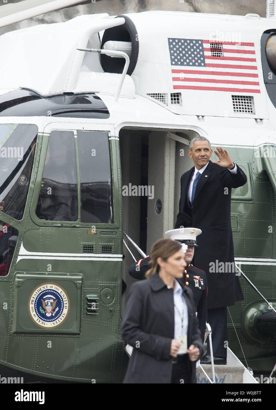 L ex Presidente Barack Obama onde come egli si diparte la inaugurazione, il Campidoglio di Washington D.C., il 20 gennaio 2017. President-Elect Donald Trump prestato giuramento come il quarantacinquesimo Presidente. Foto di Kevin Dietsch/UPI Foto Stock