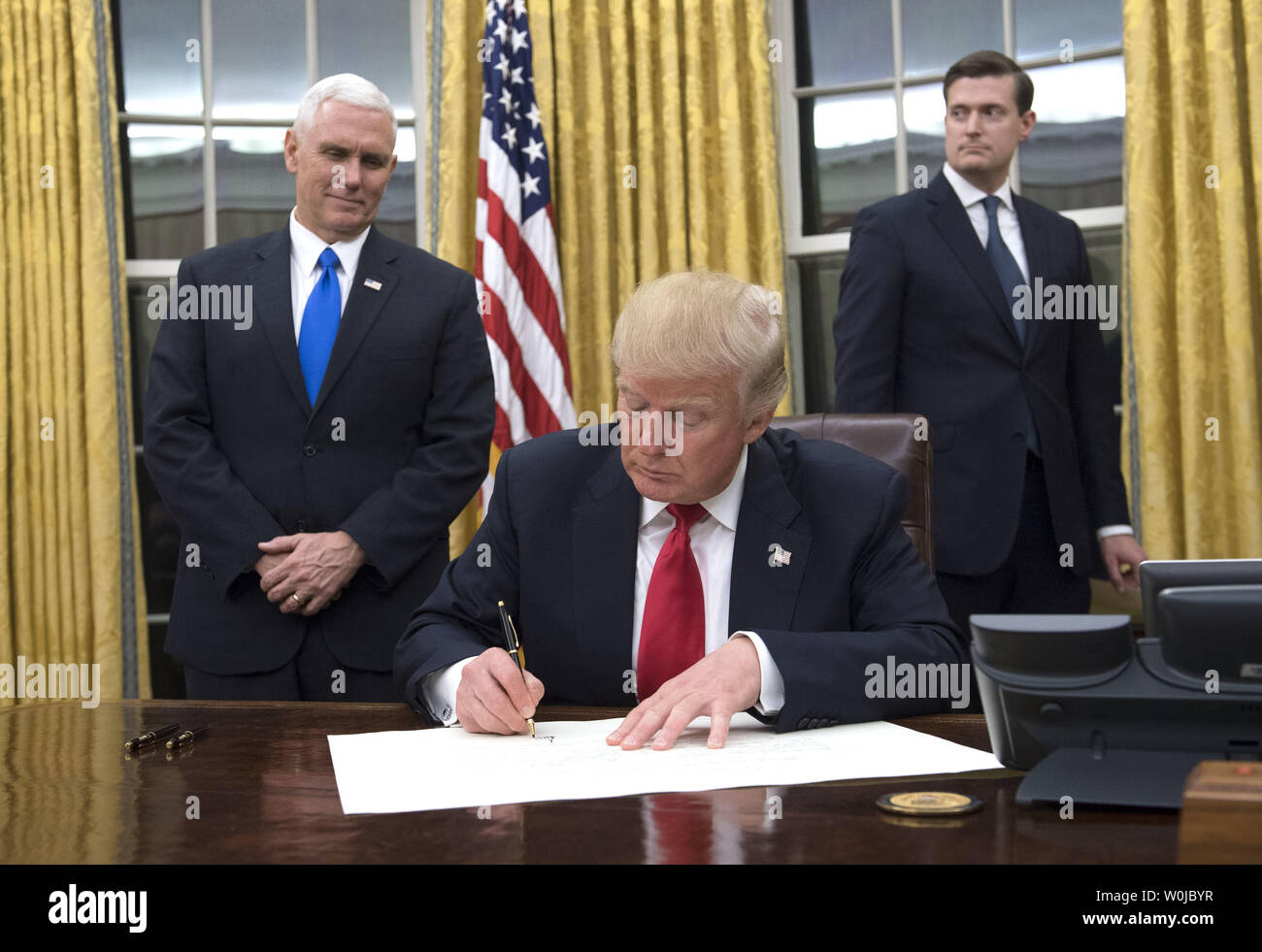 Presidente Donald Trump segni una conferma per il Segretario alla difesa James Mattis all Ufficio Ovale, alla Casa Bianca a Washington D.C., il 20 gennaio 2017. Foto di Kevin Dietsch/UPI Foto Stock