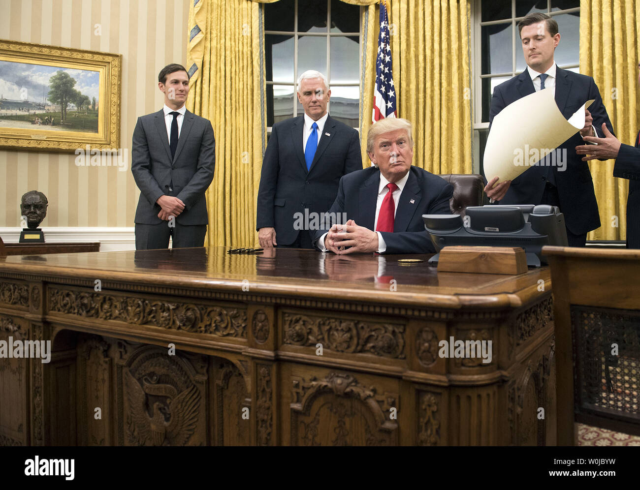 Presidente Donald Trump si prepara a firmare una conferma per il Segretario alla difesa James Mattis all Ufficio Ovale della Casa Bianca a Washington D.C., il 20 gennaio 2017. Foto di Kevin Dietsch/UPI Foto Stock