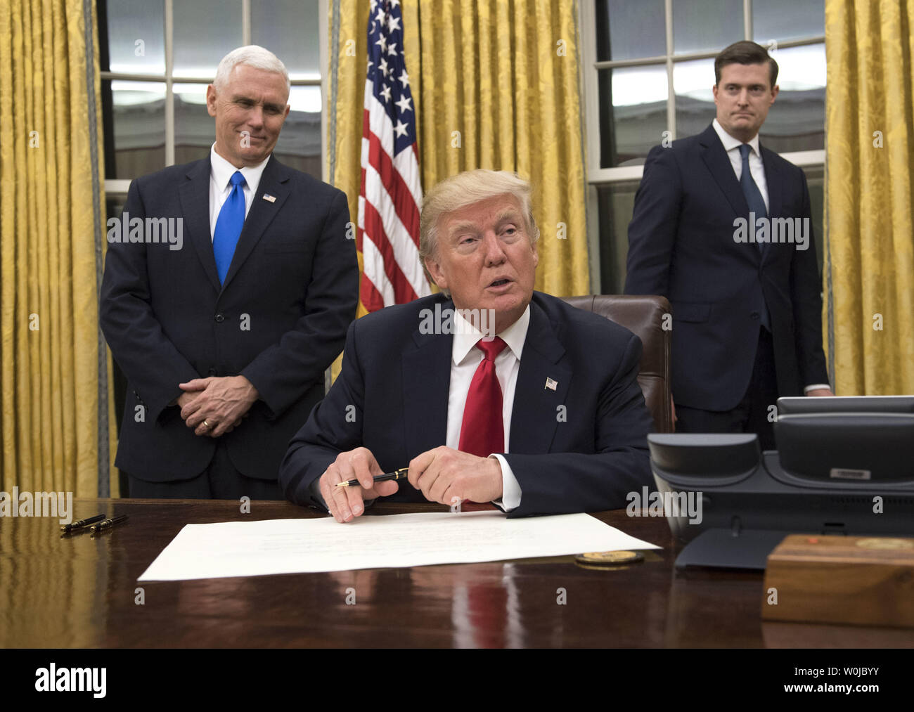 Presidente Donald Trump parla ai media prima di firmare una conferma per il Segretario alla difesa James Mattis all Ufficio Ovale della Casa Bianca a Washington D.C., il 20 gennaio 2017. Foto di Kevin Dietsch/UPI Foto Stock