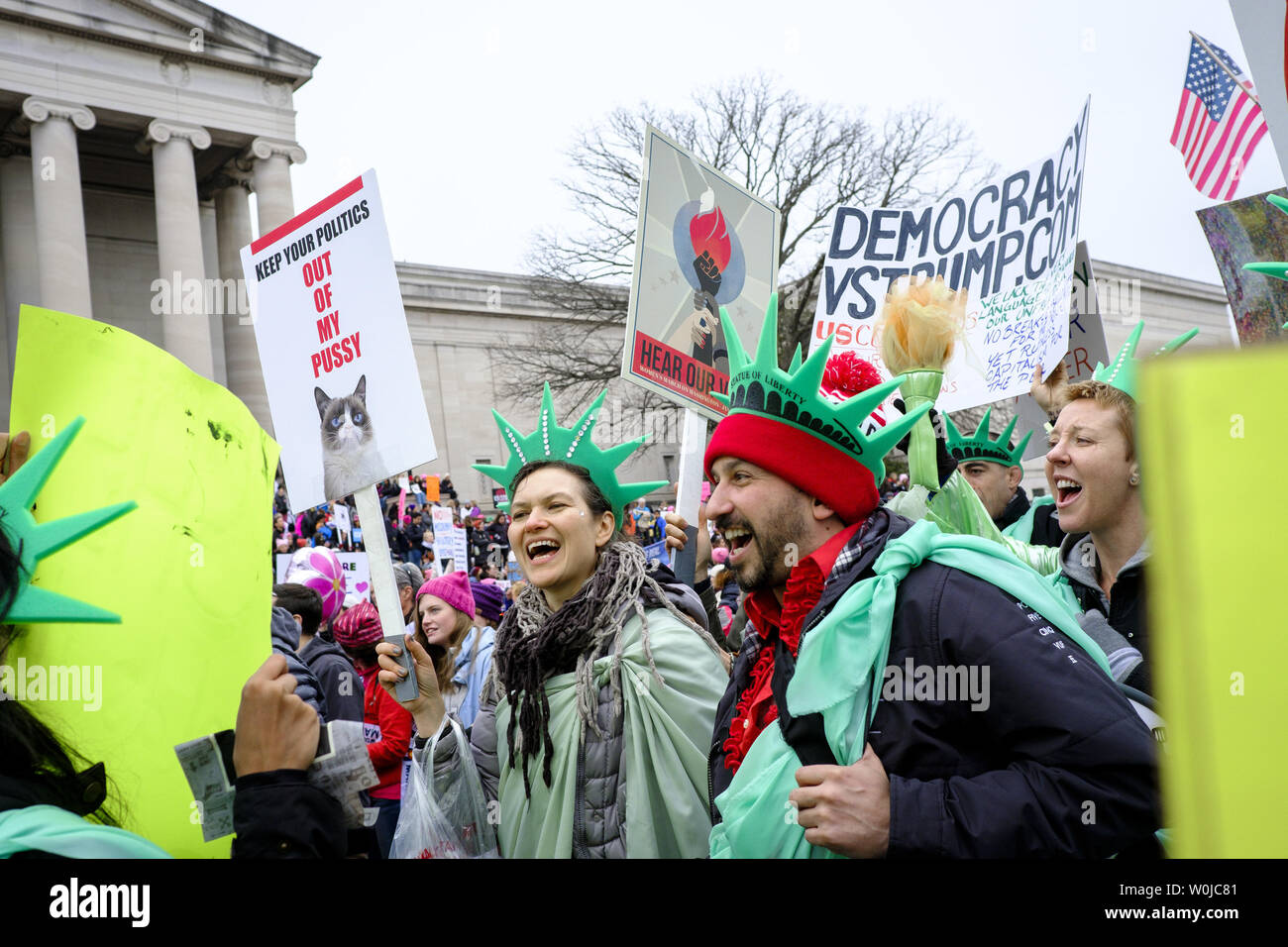 Centinaia di migliaia di persone si sono radunate sul National Mall on gennaio 21, 2017 a Washington DC, per le donne del marzo su Washington. I dimostranti venuti da tutto il paese a prendere una posizione pubblica contro il presidente Donald Trump, che dicono di insulti le donne e le questioni che li preoccupano. Intorno a mezzogiorno, organizzatori di eventi ha deciso la folla era troppo grande per marzo alla Casa Bianca. Foto di Pete Marovich/UPI Foto Stock