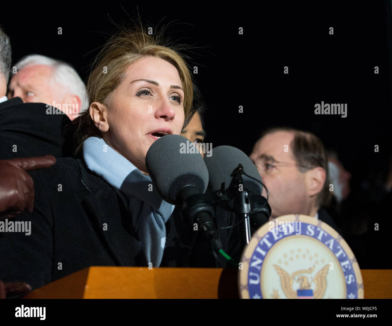 Farah Amer Kamal, un rifugiato dall Iraq che hanno supportato le truppe degli Stati Uniti come un linguista in Iraq, parla durante una conferenza stampa tenuta dal congressional Democrats nella parte anteriore di U.S. La Corte suprema per chiamare negli Stati Uniti. Presidente Trump a invertire la sua amministrazione della recente anti-rifugiati e anti-immigrati ordini esecutivi che bar per 90 giorni le persone che viaggiano in Iraq, Iran, Sudan Siria e Yemen, in Libia e in Somalia per gli Stati Uniti di Washington il 30 gennaio 2017. Presidente Trump's degli ordini esecutivi inoltre sospendere trasformati ammissioni di rifugiati per Siri per 120 giorni e qualsiasi nuova applicazione di rifugiato Foto Stock