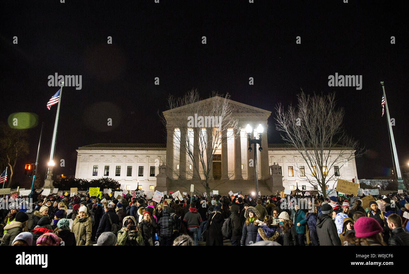 Manifestanti dimostrare di fronte agli Stati Uniti La Corte suprema per chiamare negli Stati Uniti. Presidente Trump a invertire la sua amministrazione della recente anti-rifugiati e anti-immigrati ordini esecutivi che bar per 90 giorni le persone che viaggiano in Iraq, Iran, Sudan Siria e Yemen, in Libia e in Somalia per gli Stati Uniti di Washington il 30 gennaio 2017. Presidente Trump's degli ordini esecutivi inoltre sospendere trasformati ammissioni di rifugiati per Siri per 120 giorni e le eventuali nuove applicazioni per i rifugiati e le ammissioni per rifugiati siriano ad essere vietata a tempo indeterminato. Foto di Erin Schaff/UPI Foto Stock