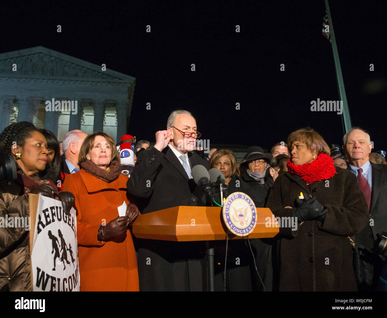 Stati Uniti Senato leader democratico Chuck Schumer (D-N.Y.) parla insieme con altri democratici del congresso nel corso di una conferenza stampa e veglia a lume di candela nella parte anteriore di U.S. La Corte suprema per chiamare negli Stati Uniti. Presidente Trump a invertire la sua amministrazione della recente anti-rifugiati e anti-immigrati ordini esecutivi che bar per 90 giorni le persone che viaggiano in Iraq, Iran, Sudan Siria e Yemen, in Libia e in Somalia per gli Stati Uniti di Washington il 30 gennaio 2017. Presidente Trump's degli ordini esecutivi inoltre sospendere trasformati ammissioni di rifugiati per Siri per 120 giorni e qualsiasi nuovo per i rifugiati e le applicazioni Foto Stock