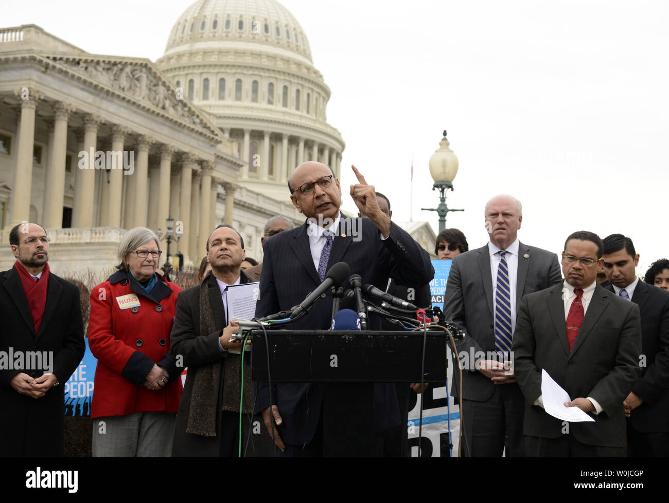 Khizr Khan, Padre di noi esercito capitano Humayun Khan, rende commento a una casa democratici news conferenza con Minnesota sost. Keith Ellison (R) e New York sost. Joe Crowley (2a,R) ascolto, per protestare contro il Presidente Trump il divieto di viaggio, sul colle del Campidoglio, 1 febbraio 2017 a Washington, DC. Il cap. Khan è stato ucciso durante la guerra in Iraq nel 2004. Foto di Mike Theiler/UPI Foto Stock