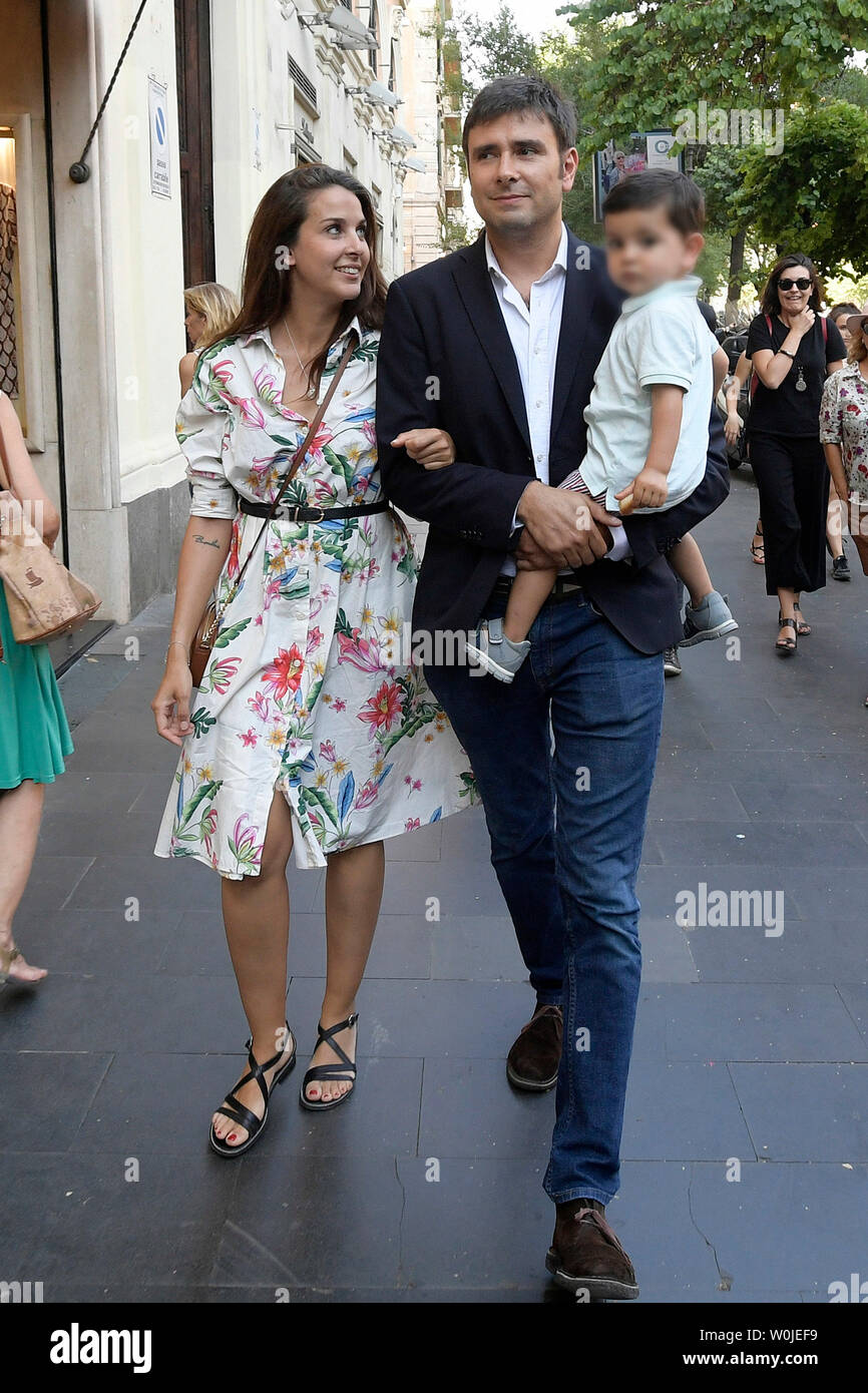 Alessandro Di Battista con il suo partner Sahra Lahouasnia e suo figlio Andrea arriva alla libreria Mondadori per la presentazione del libro "Politcamente Scorretto' (Luigi Mistrulli/fotogramma, Roma - 2019-06-27) p.s. la foto e' utilizzabile nel rispetto del contesto in cui e' stata scattata, e senza intento diffamatorio del decoro delle persone rappresentate Foto Stock