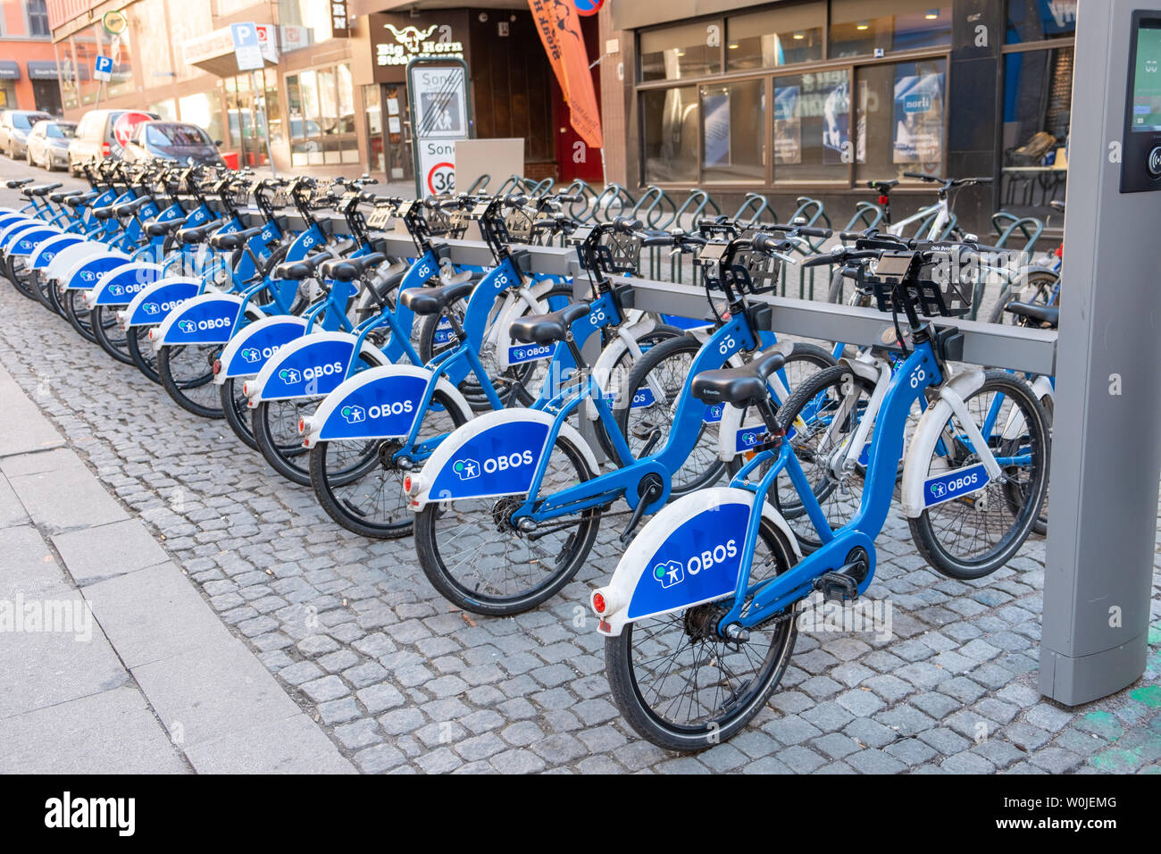 Oslo, Norvegia - 2018 Mar 27 : Blue Bikes parcheggio bici al pubblico la stazione di noleggio sul sentiero in città Foto Stock