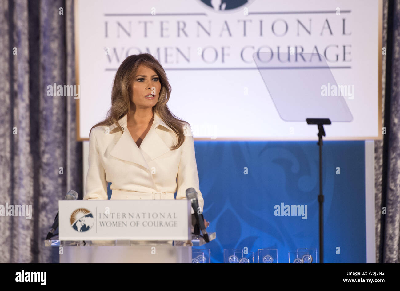 La First Lady Melania Trump offre commento al Dipartimento di Stato cerimonia per presentare il 2017 Segretario di Stato internazionale di donne di coraggio (IWOC) Award, a Washington D.C. il 29 marzo 2017. Foto di Kevin Dietsch/UPI Foto Stock