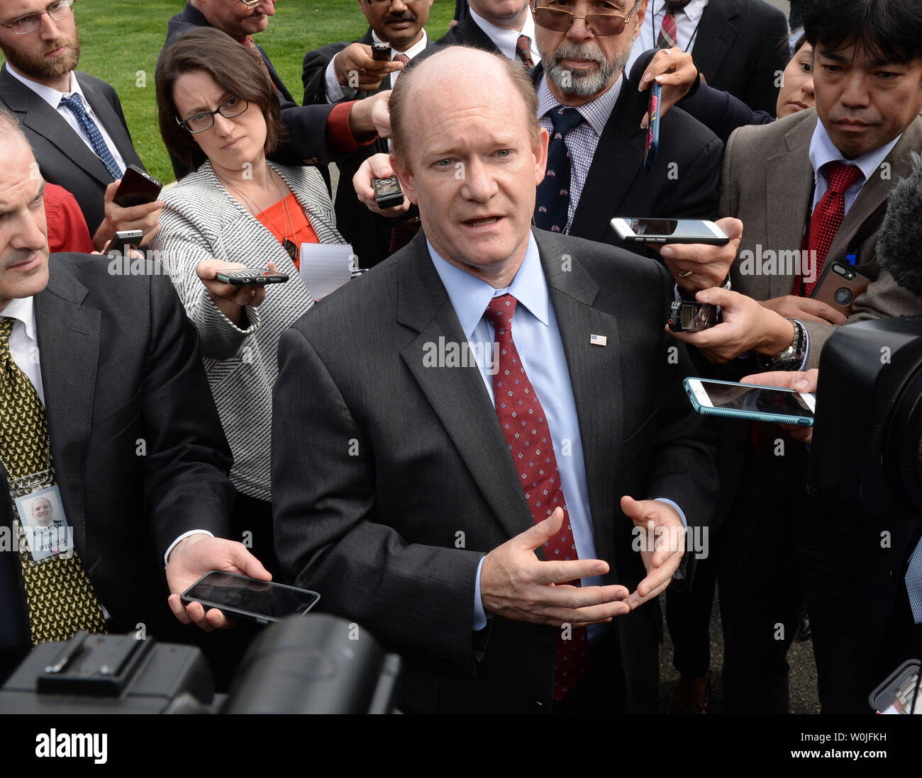 Il Senatore democratico Christopher Coon del Delaware parla alla stampa nella parte anteriore dell'ala ovest della casa bianca dopo un frequentando un intelligence briefing con il senato completo sulla Corea del Nord, il 26 aprile 2017 a Washington, DC Foto di Pat Benic/UPI Foto Stock