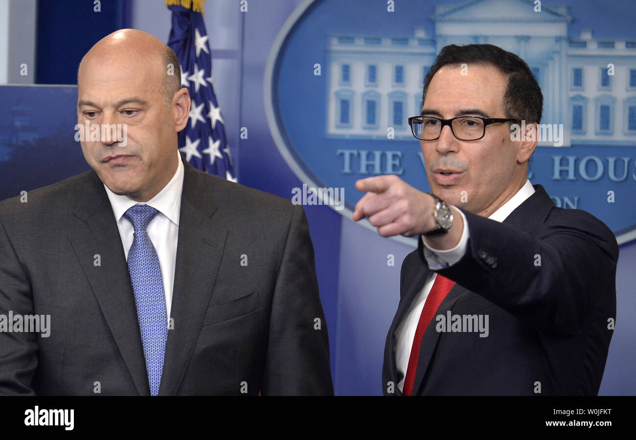 Il segretario al Tesoro Steven Mnuchin (R) i punti di un interrogante come Casa Bianca capo consulente economico Gary Cohn ascolta come loro rotolano fuori un ampio programma per la riforma fiscale, alla Casa Bianca, 26 aprile 2017, a Washington, DC. Il Trump Administration sta cercando di tagliare e personale aziendale tasse, eliminare alcune deduzioni e stimolare l'economia tramite il rimpatrio dei profitti oltremare dalle aziende americane. Foto di Mike Theiler/UPI Foto Stock
