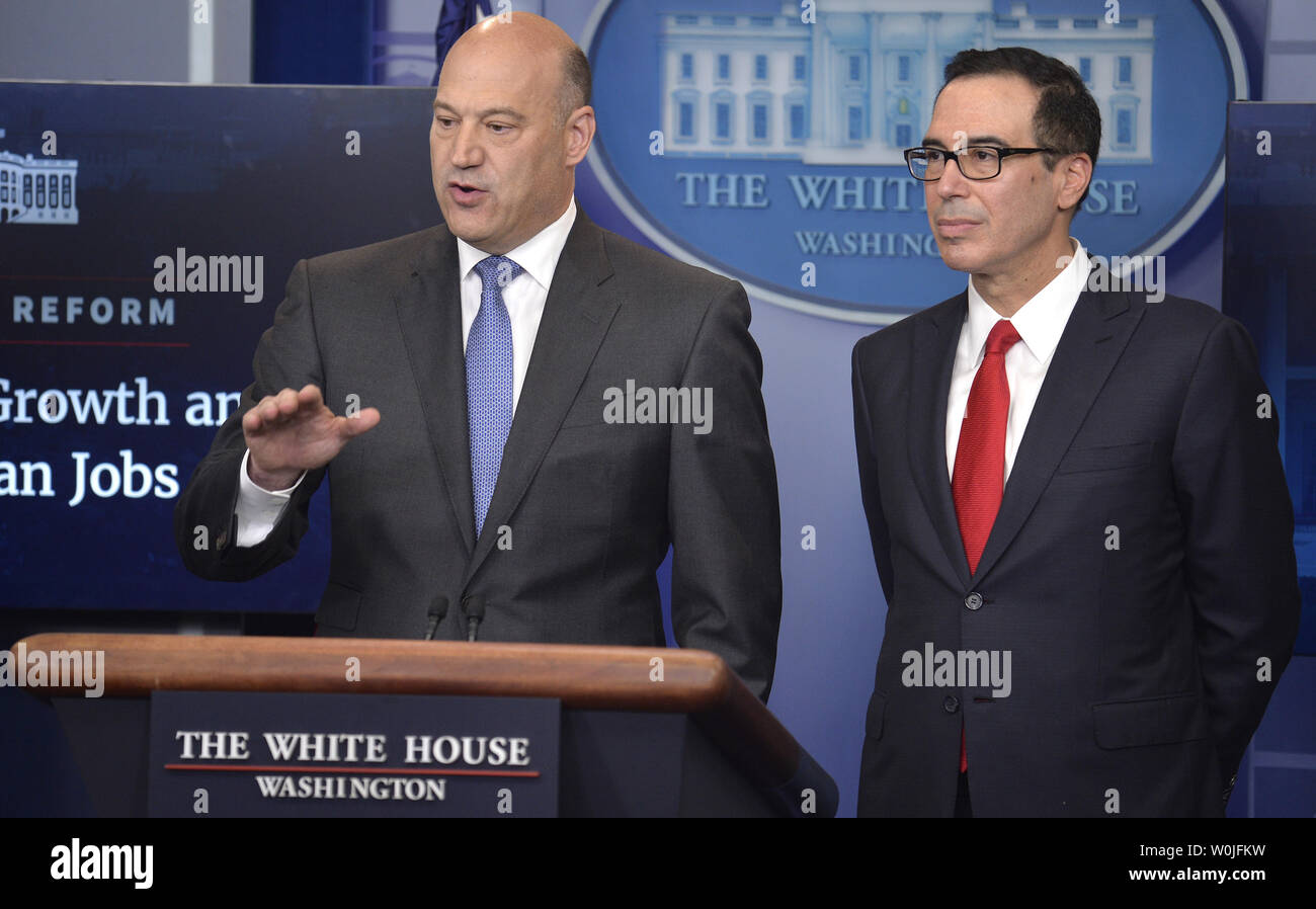 White House Chief consulente economico Gary Cohn (L) rende il commento come segretario del Tesoro Steven Mnuchin ascolta come loro rotolano fuori un ampio programma per la riforma fiscale, alla Casa Bianca, 26 aprile 2017, a Washington, DC. Il Trump Administration sta cercando di tagliare e personale aziendale tasse, eliminare alcune deduzioni e stimolare l'economia tramite il rimpatrio dei profitti oltremare dalle aziende americane. Foto di Mike Theiler/UPI Foto Stock