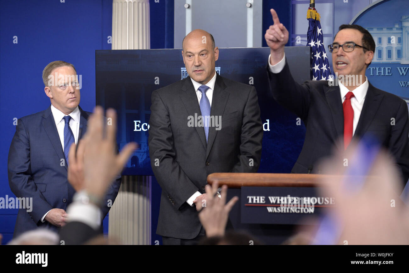 Il segretario al Tesoro Steven Mnuchin (R) i punti di un interrogante come Casa Bianca capo consulente economico Gary Cohn (C) e premere il Segretario Sean Spicer ascoltare come loro rotolano fuori un ampio programma per la riforma fiscale, alla Casa Bianca, 26 aprile 2017, a Washington, DC. Il Trump Administration sta cercando di tagliare e personale aziendale tasse, eliminare alcune deduzioni e stimolare l'economia tramite il rimpatrio dei profitti oltremare dalle aziende americane. Foto di Mike Theiler/UPI Foto Stock